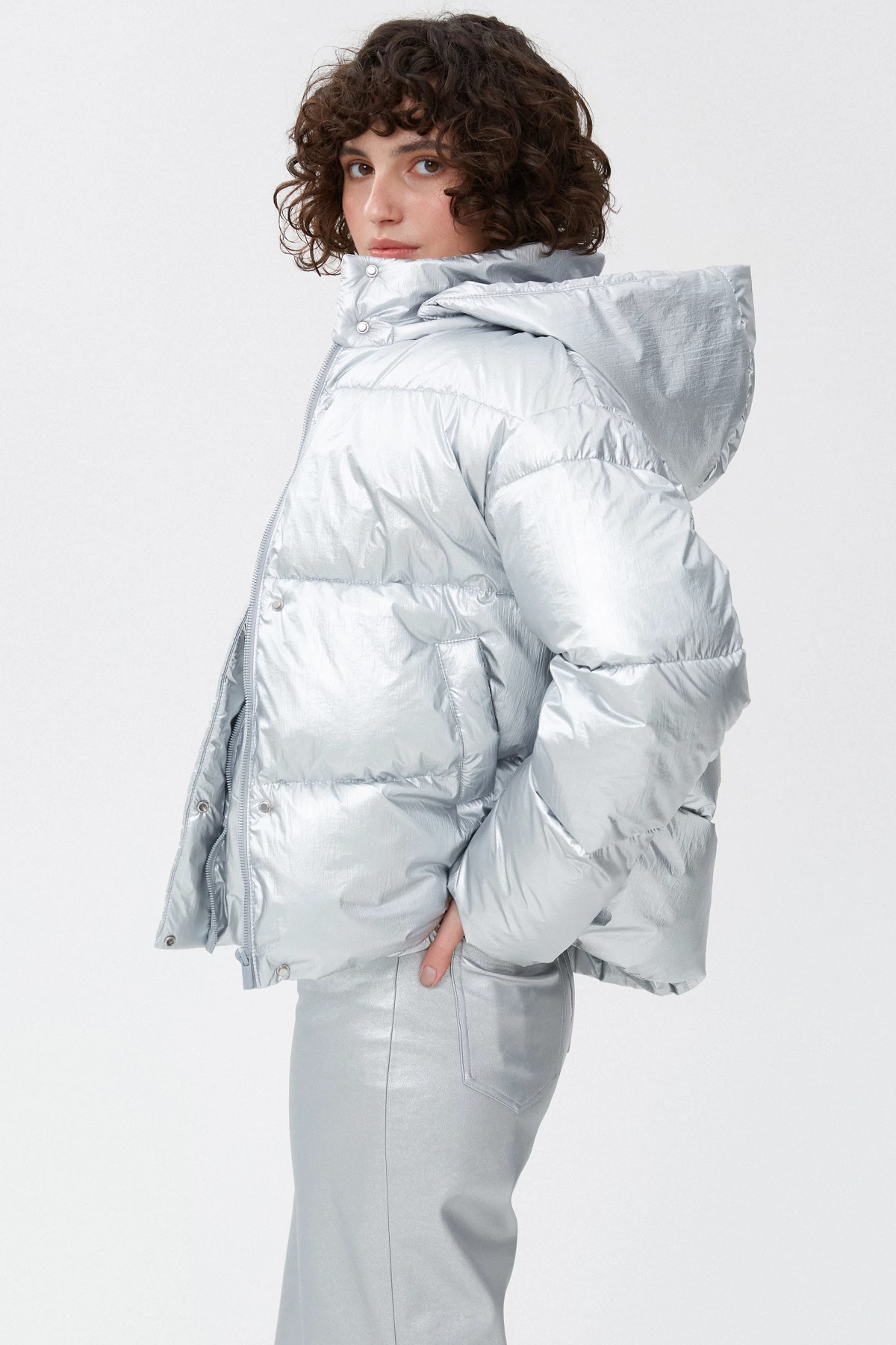 Срібна укорочена куртка з утеплювачем екопух, фото 3