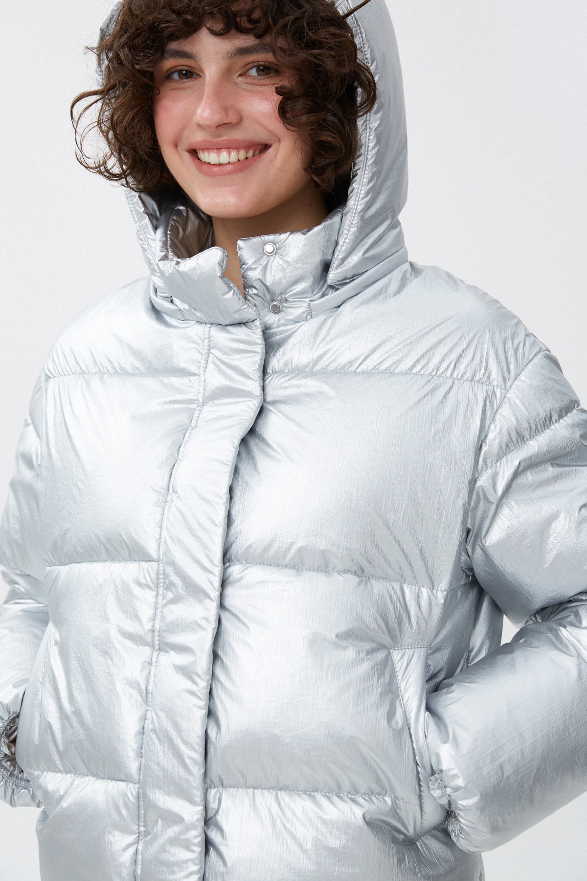 Срібна укорочена куртка з утеплювачем екопух, фото 5