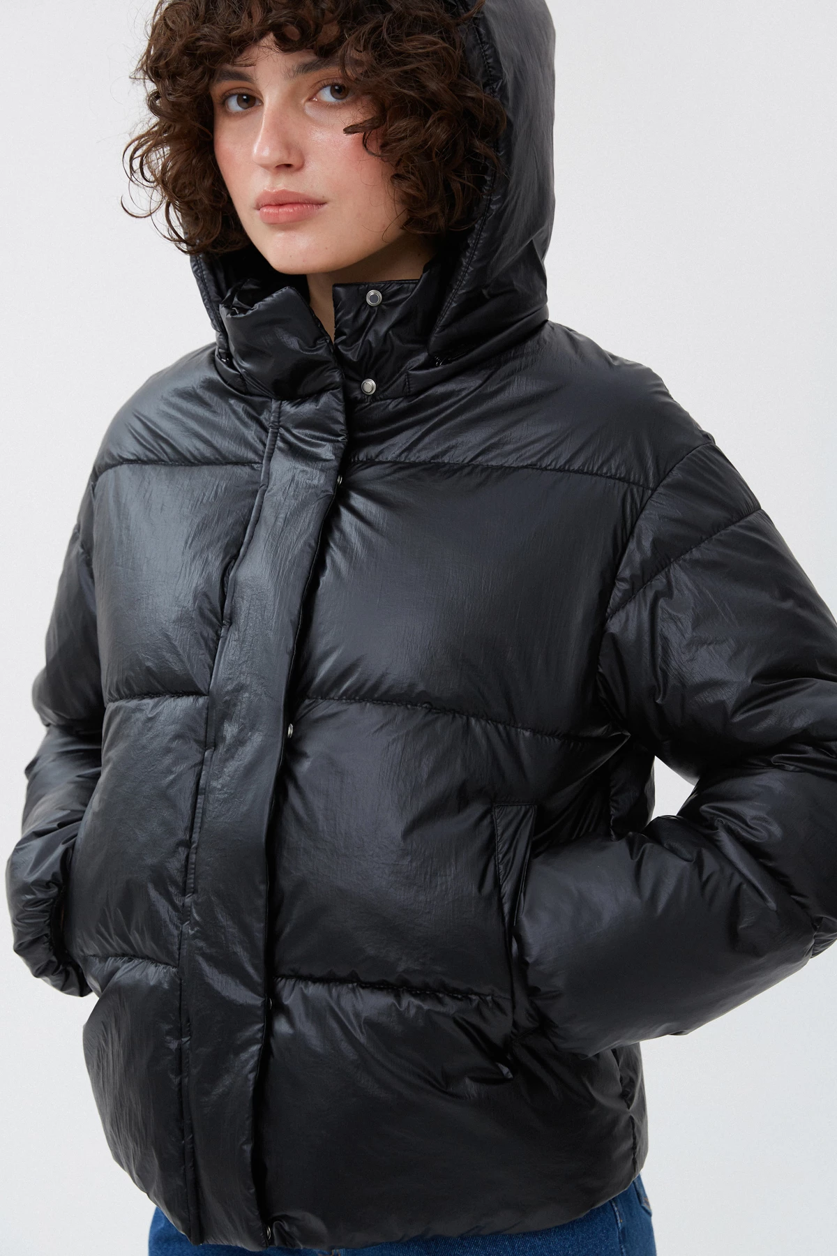 Черная укороченная куртка с утеплителем екопух, фото 5