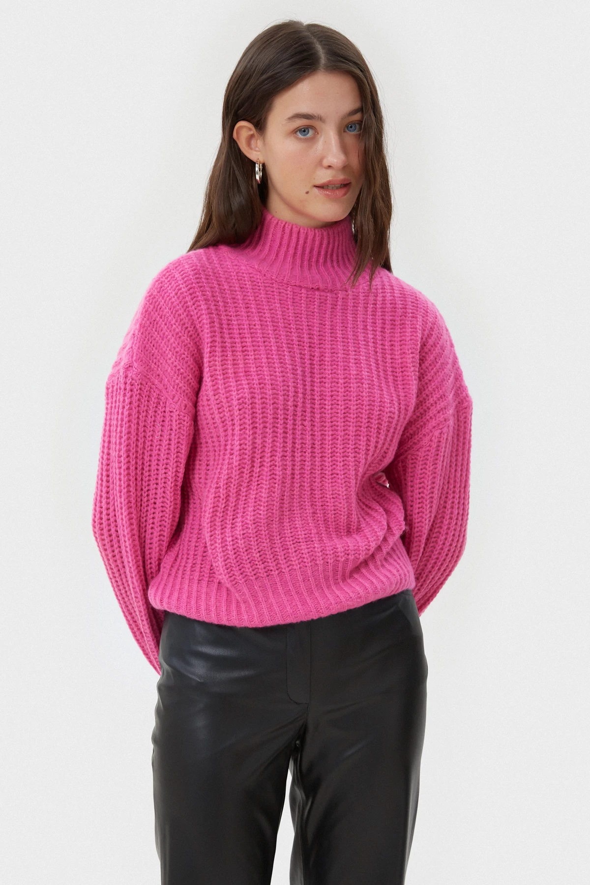 Укорочений в'язаний светр з вовною кольору фуксія, фото 4