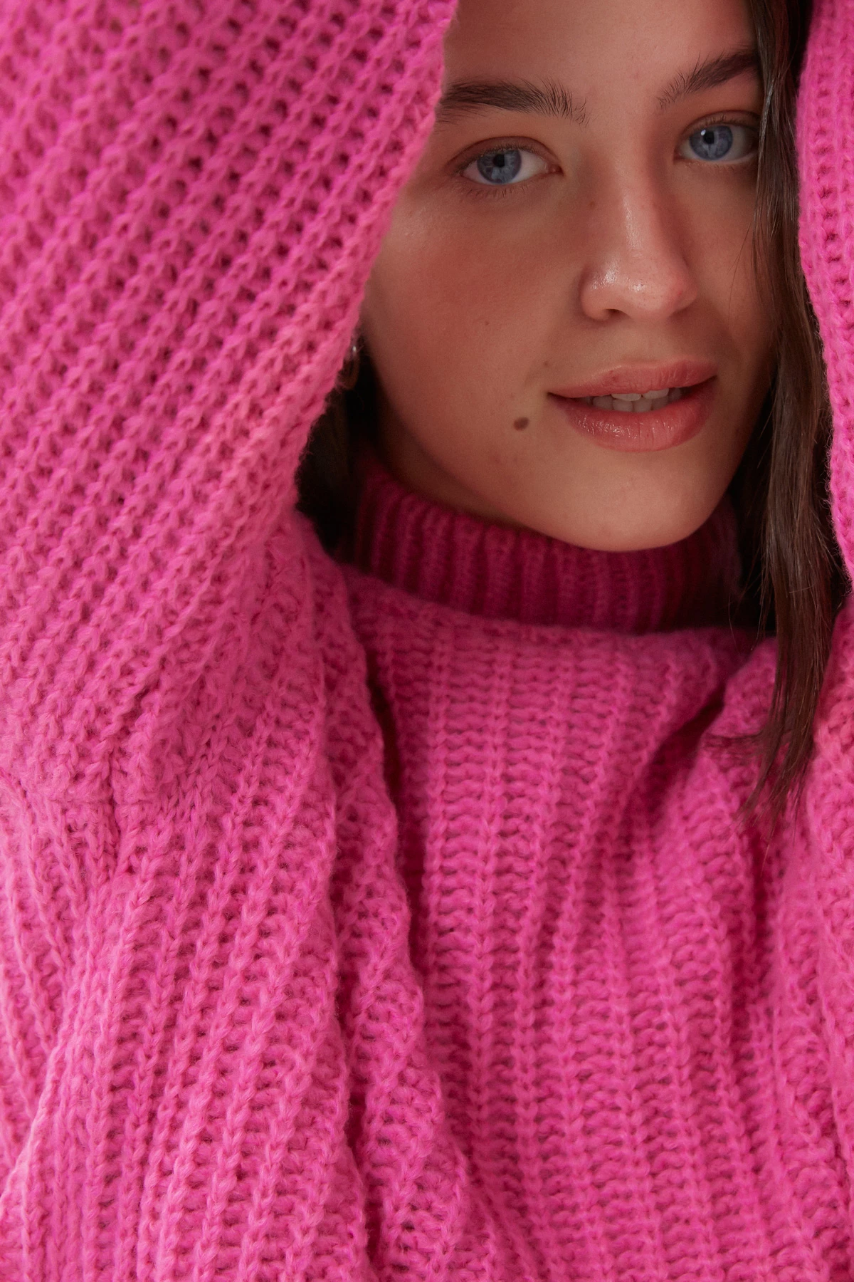 Укорочений в'язаний светр з вовною кольору фуксія, фото 5