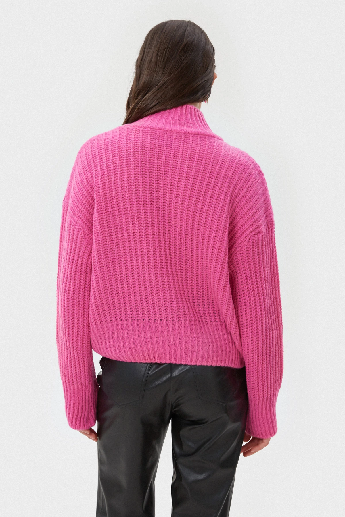 Укорочений в'язаний светр з вовною кольору фуксія, фото 6