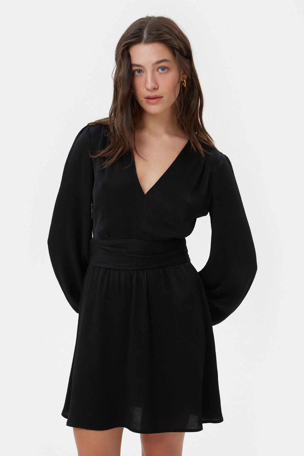 Короткое платье из вискозного креш-сатина черного цвета, фото 1