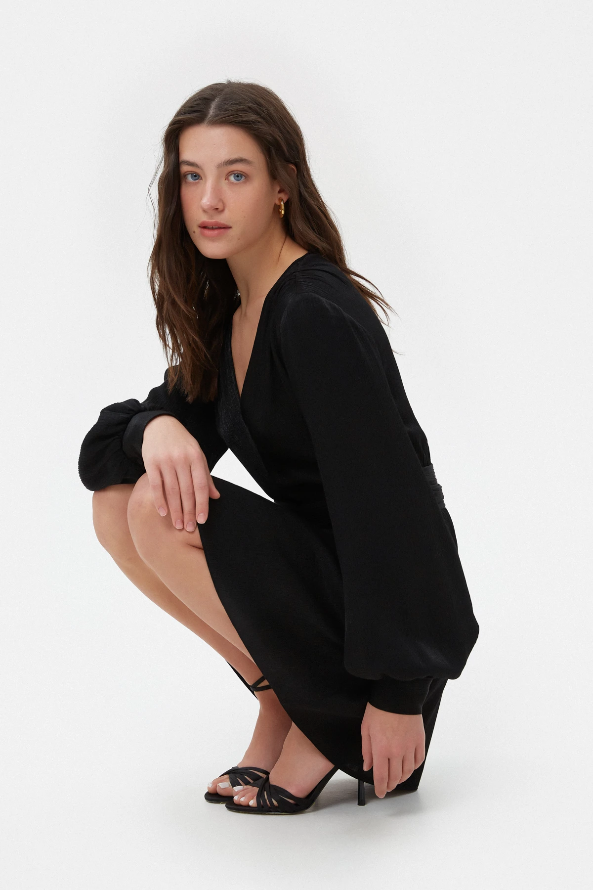 Коротка сукня з з віскозного креш-сатину чорного кольору, фото 3