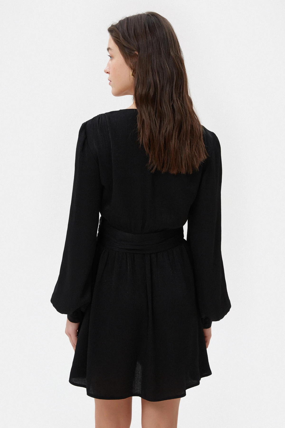 Короткое платье из вискозного креш-сатина черного цвета, фото 4