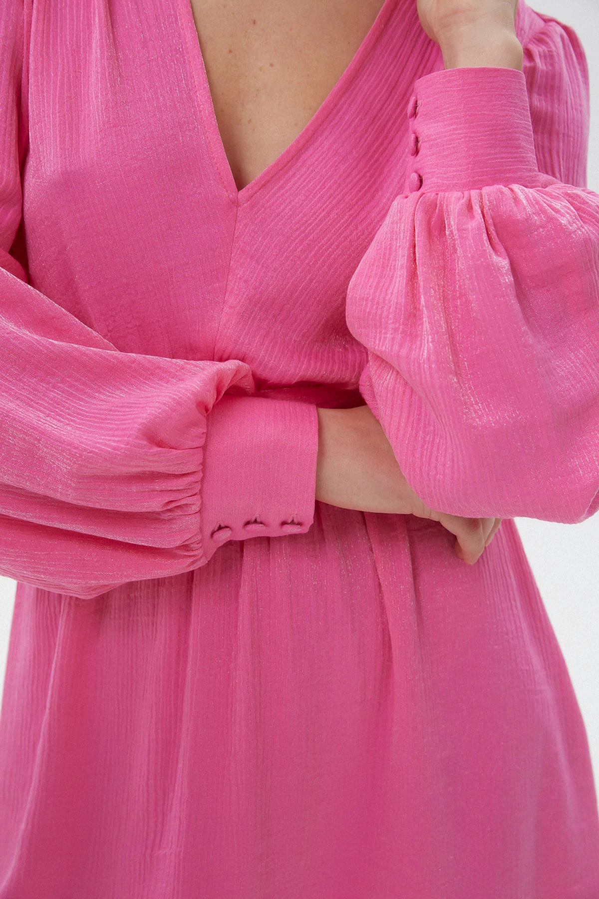 Коротка сукня з віскозного креш-сатину кольору фуксії, фото 4