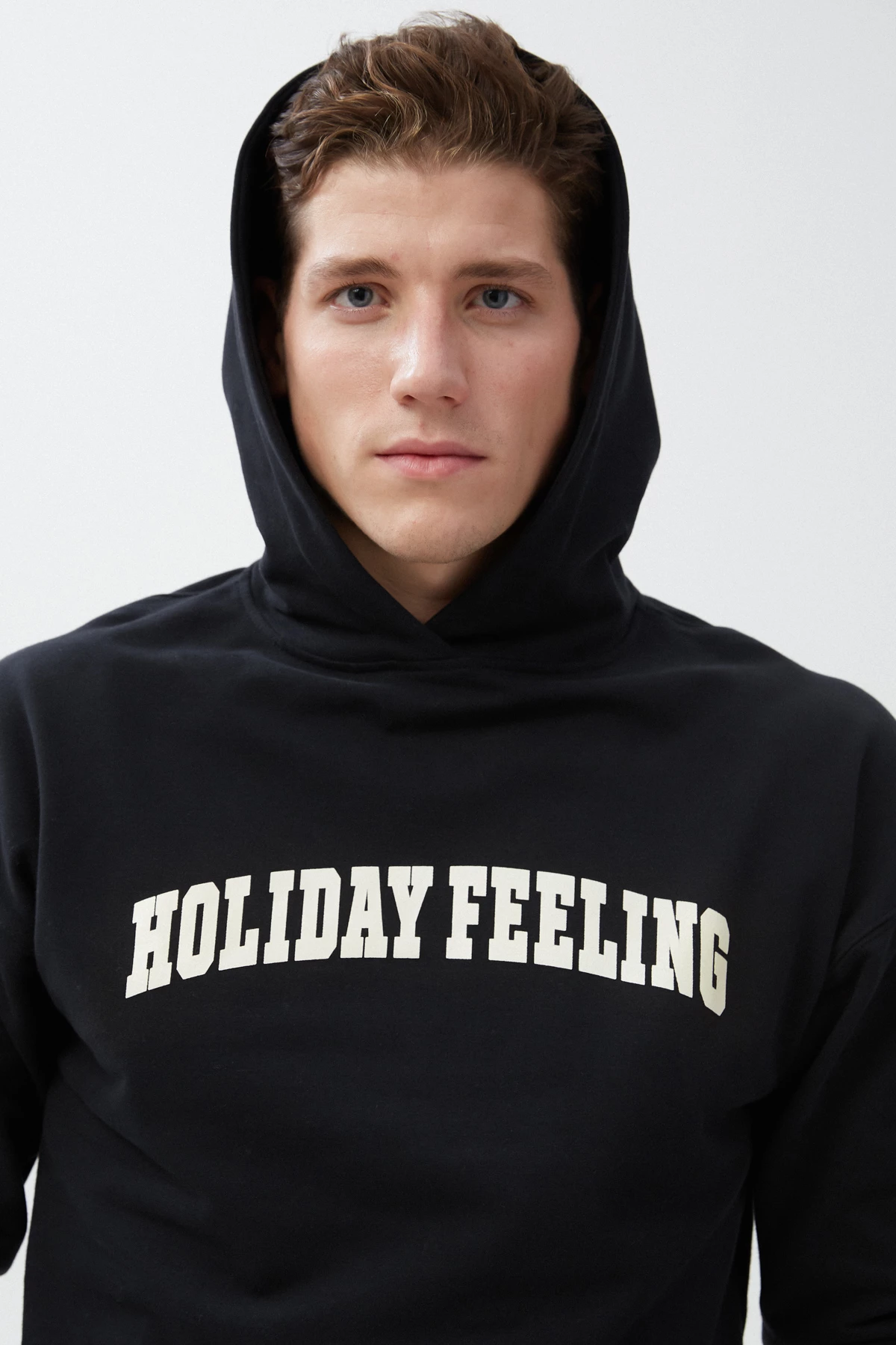 Black unisex hoodie "Holiday feeling" on fleece, photo 2