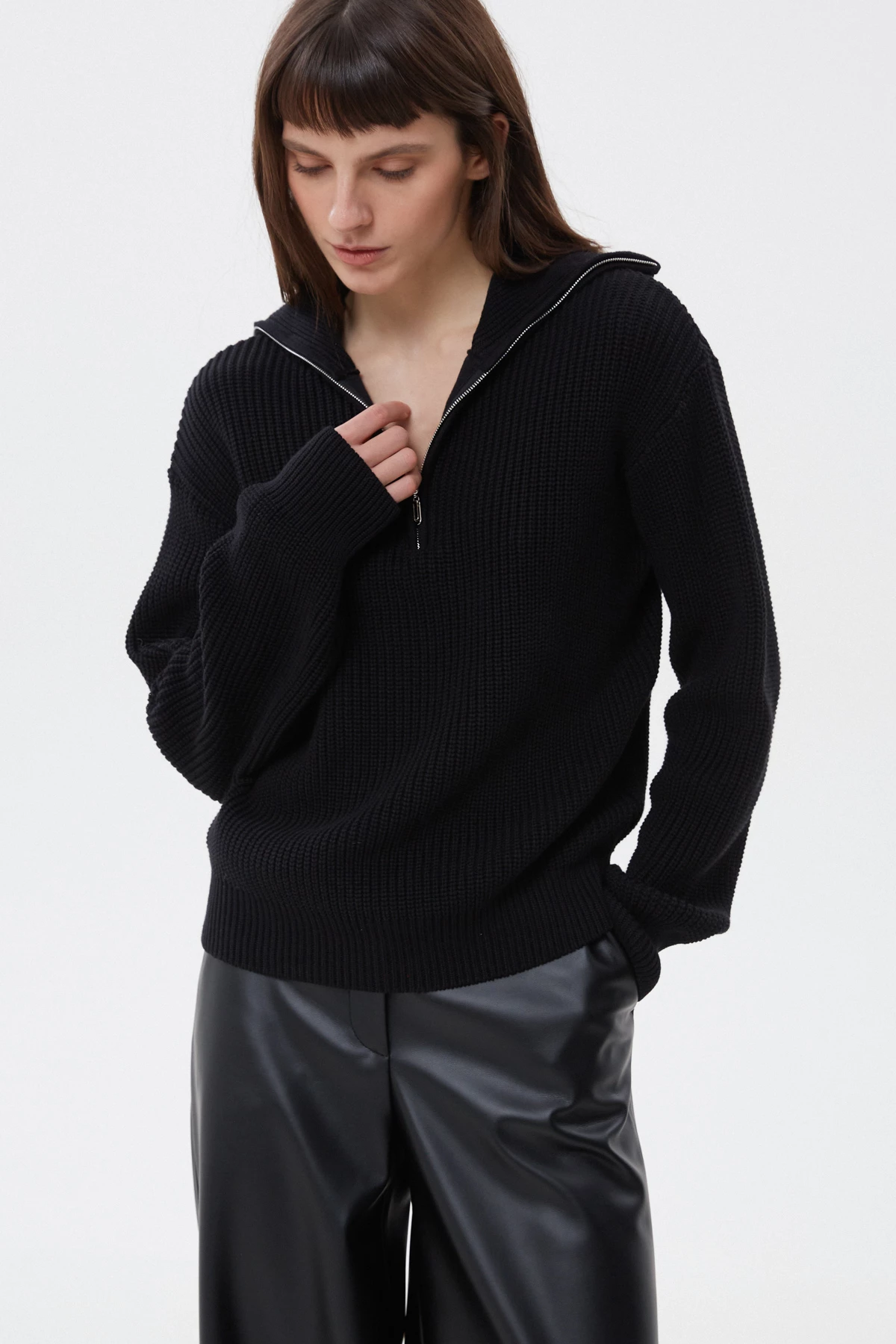 Чорний в’язаний светр з бавовни з блискавкою, фото 1