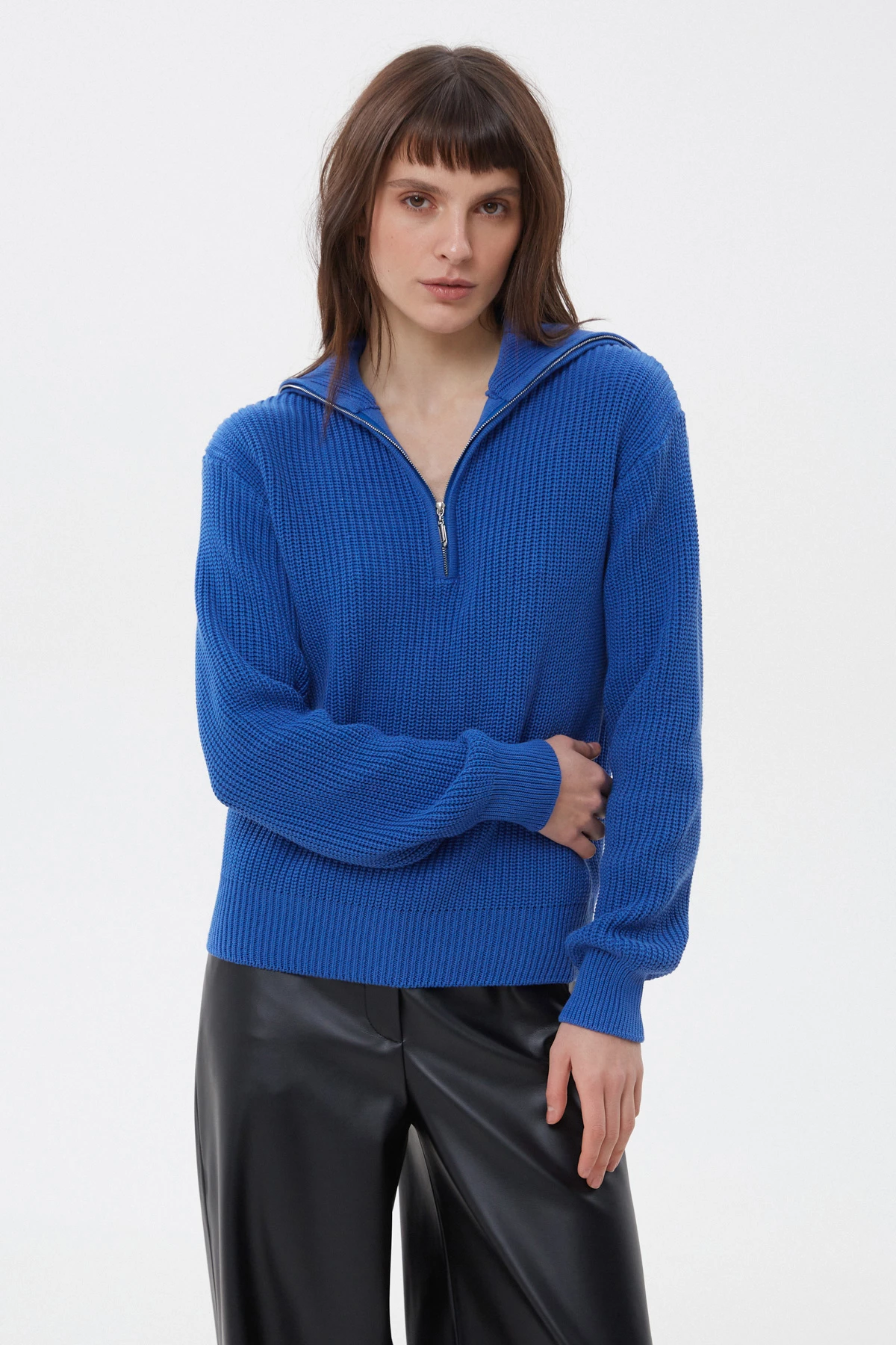 Синій в’язаний светр з бавовни з блискавкою, фото 1