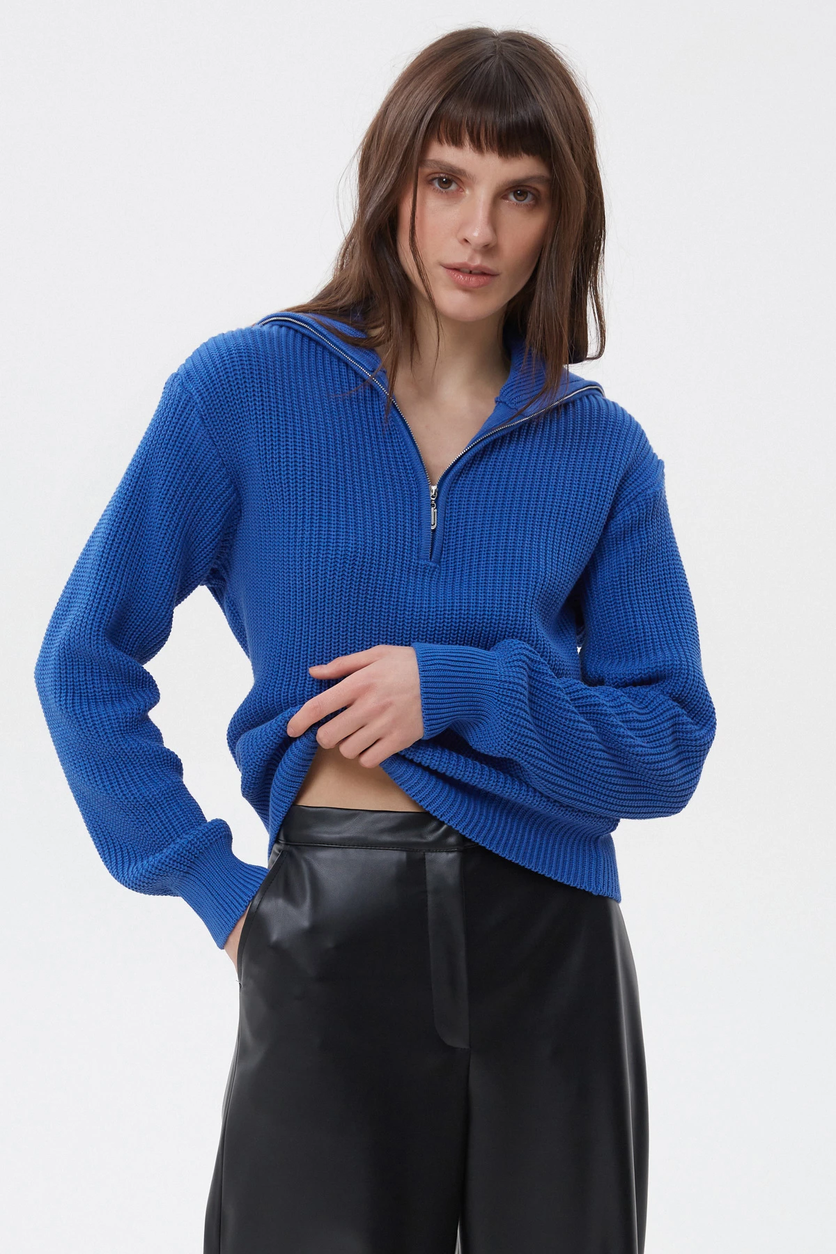 Синій в’язаний светр з бавовни з блискавкою, фото 1