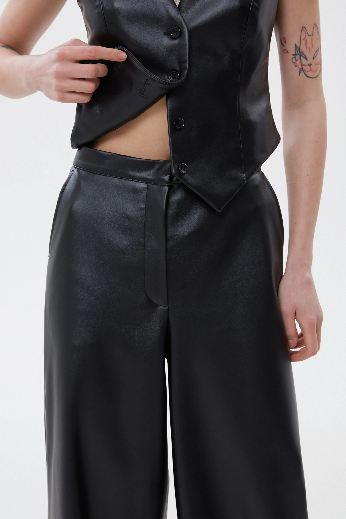 Чорні подовжені штани-палаццо з екошкіри, фото 1