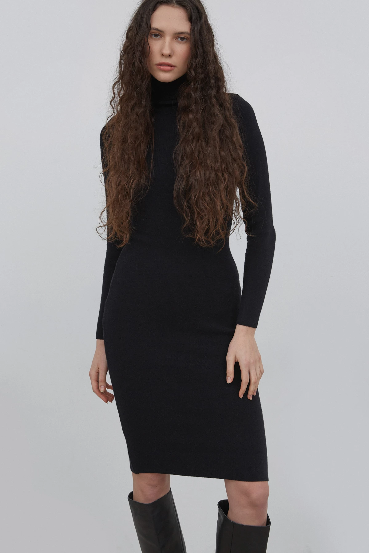 Чорна в'язана коротка приталена сукня з віскозою, фото 4