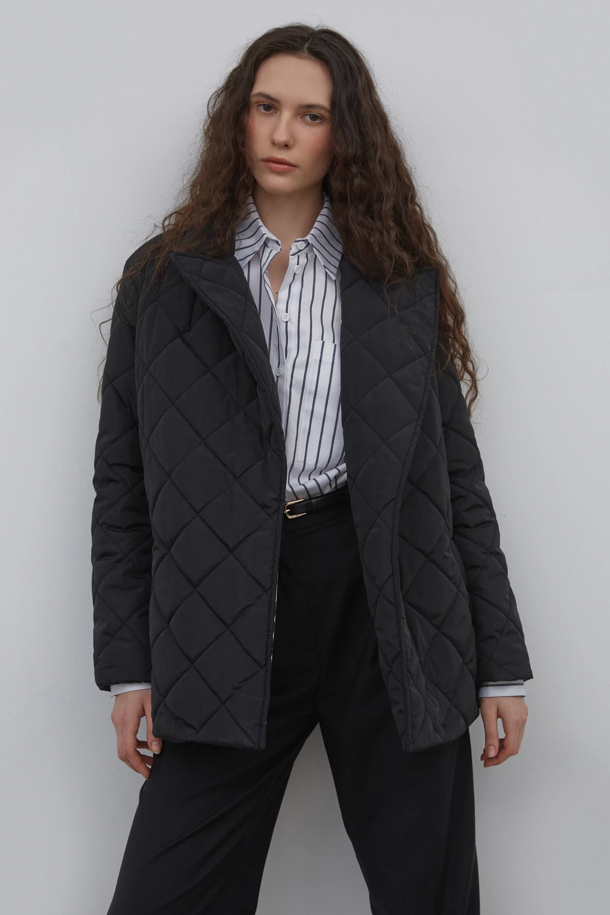Black quilted jacket with with padding and belt, photo 1