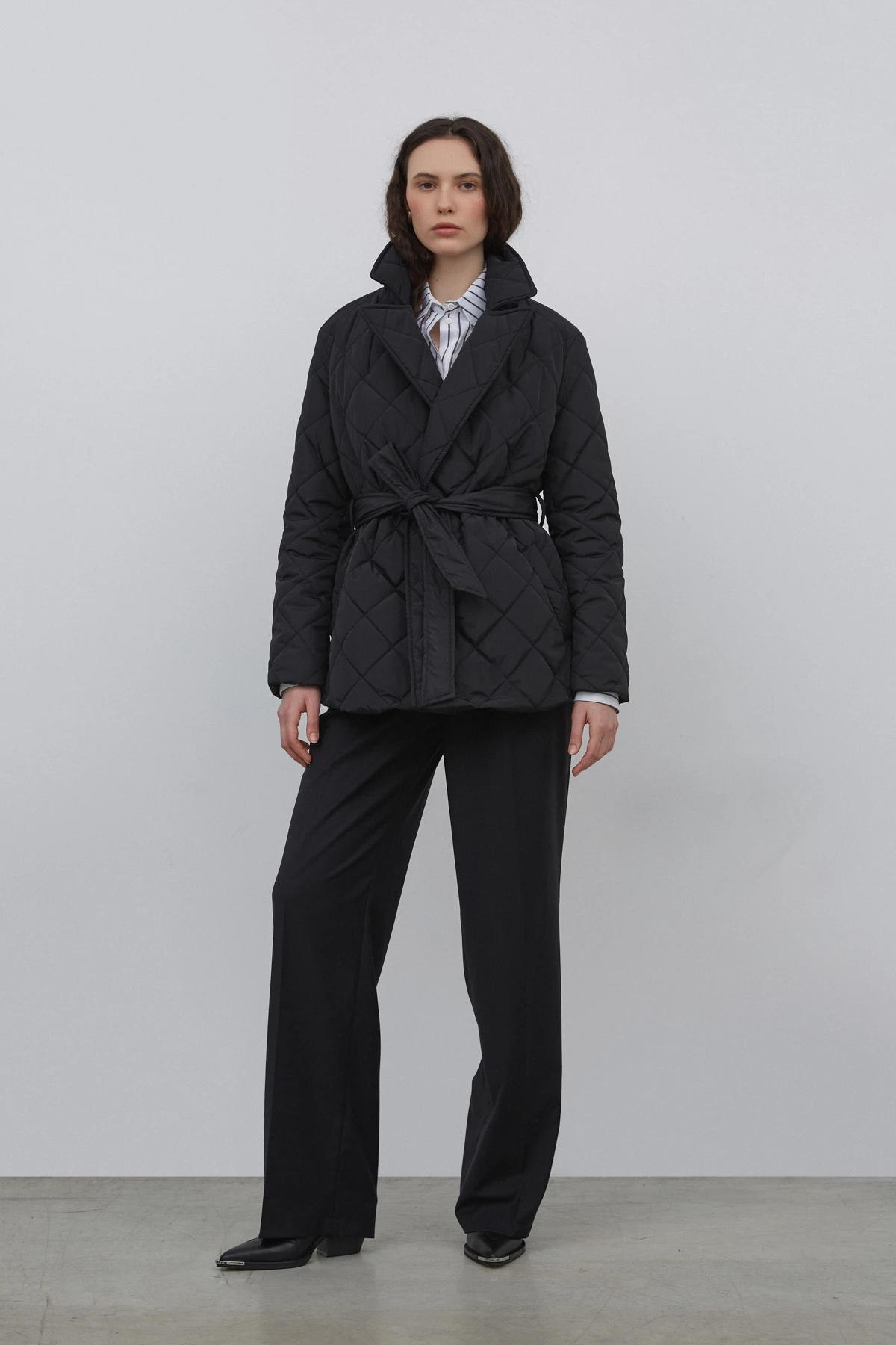 Black quilted jacket with with padding and belt, photo 3