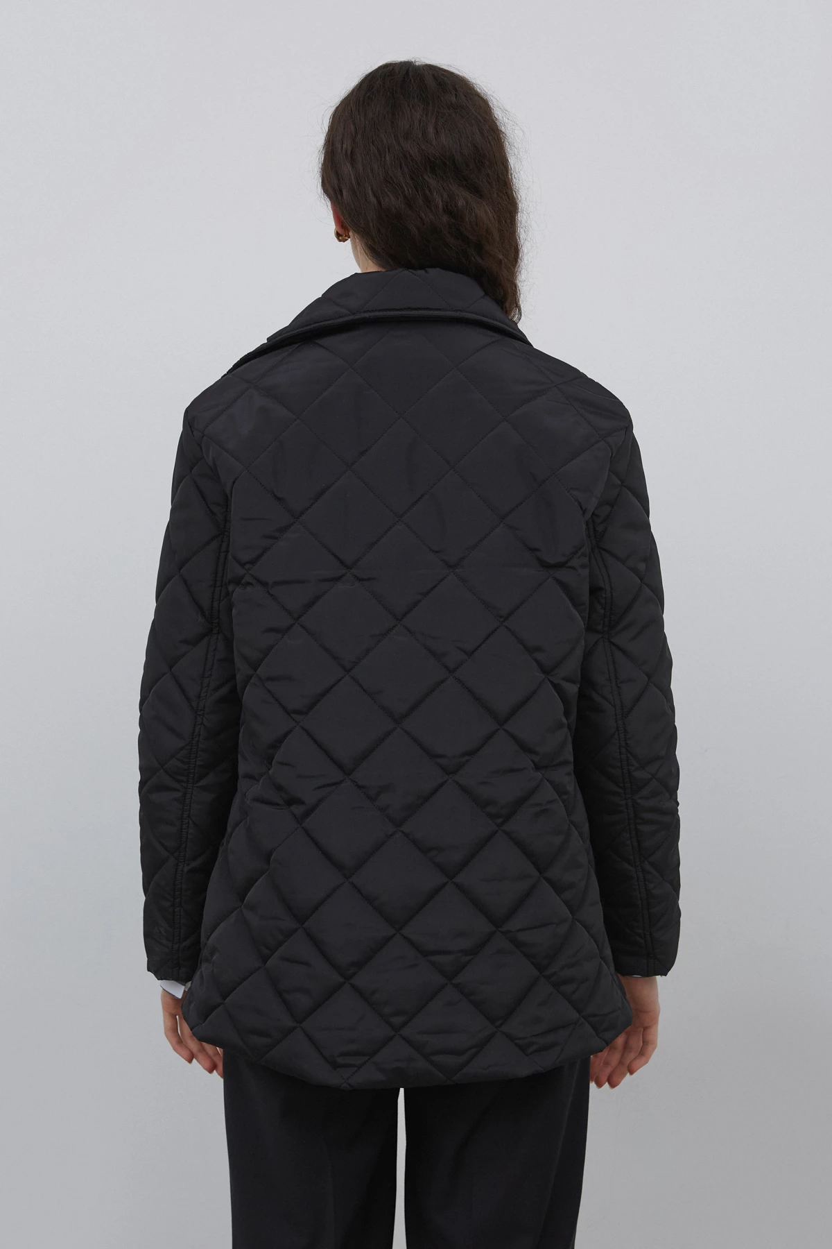 Black quilted jacket with with padding and belt, photo 7
