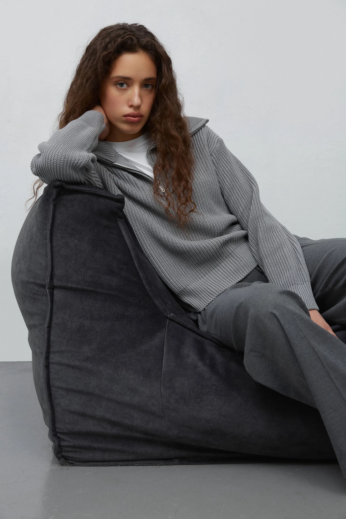Сірий в’язаний светр на блискавці з бавовною, фото 6