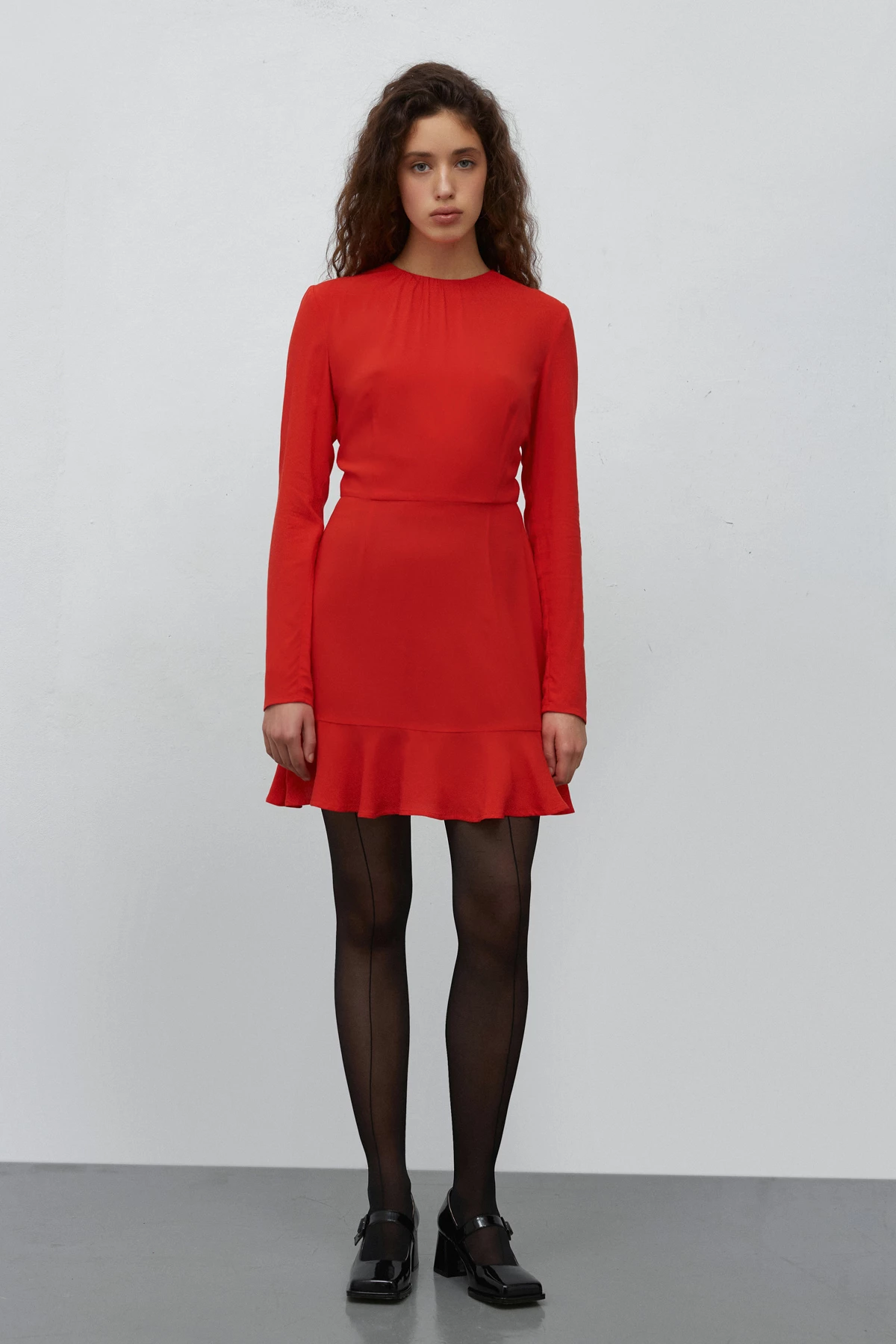 Червона коротка сукня з воланом з віскози, фото 2