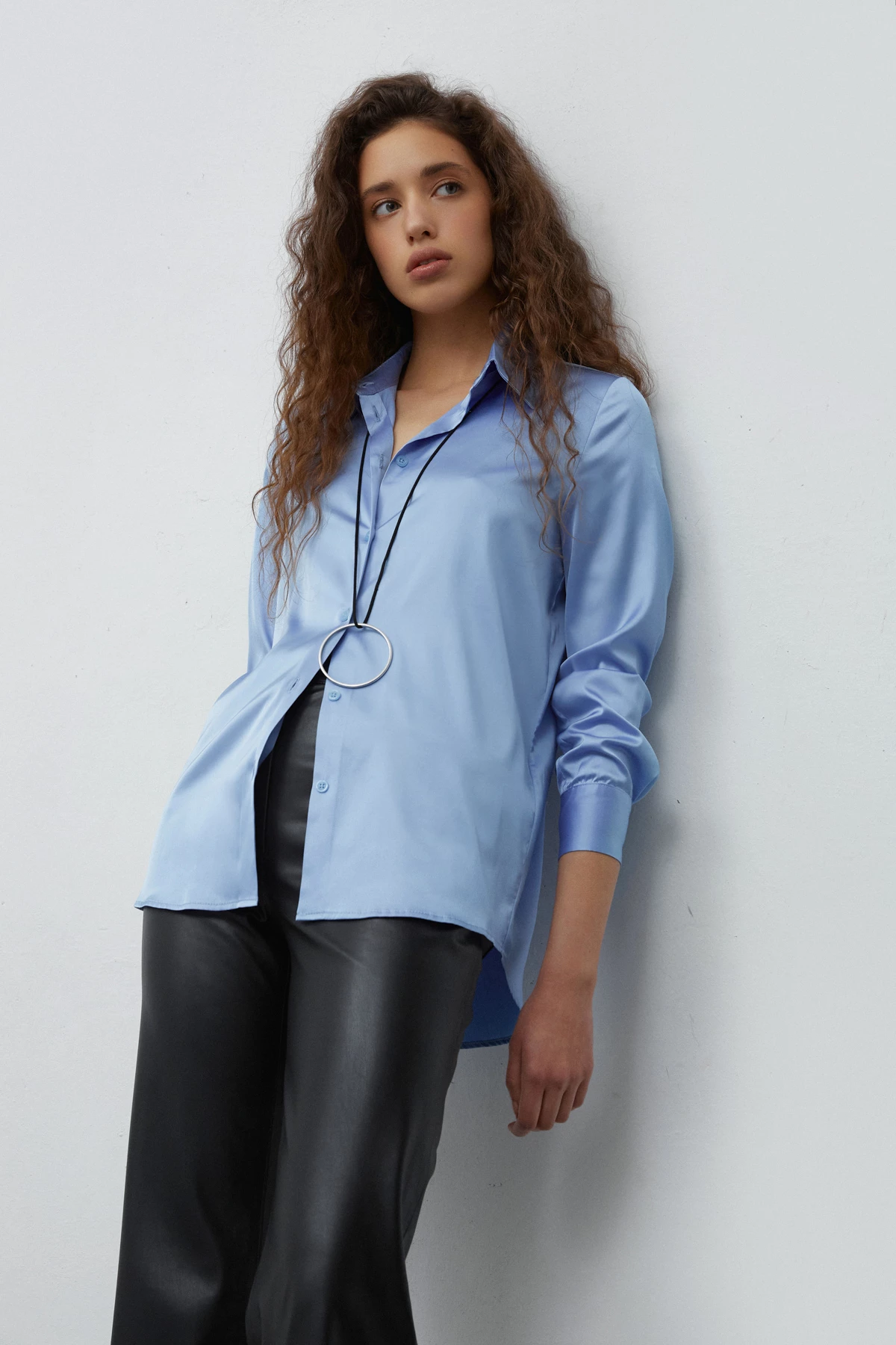Loose-fit blue shirt in satin, photo 2