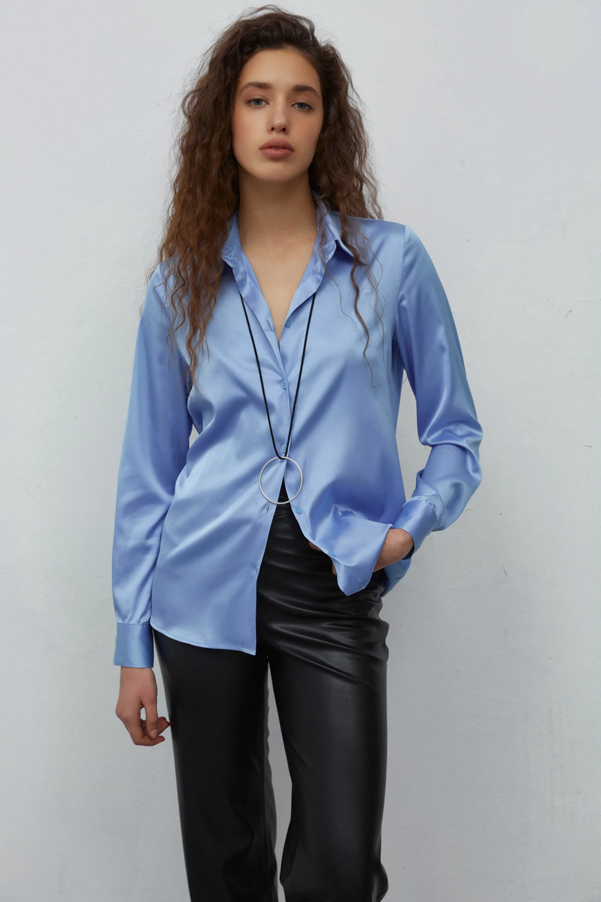 Loose-fit blue shirt in satin, photo 3