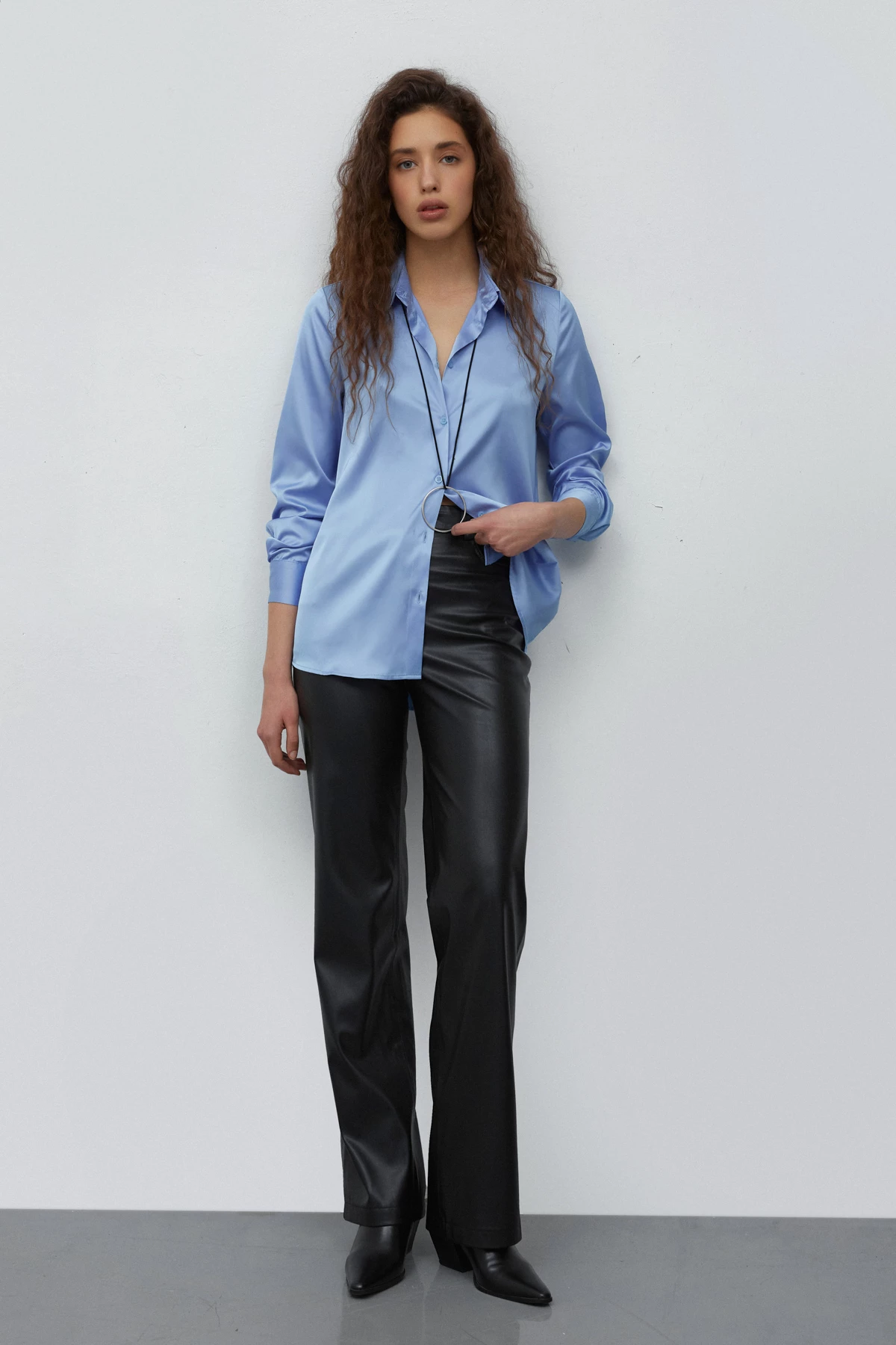 Loose-fit blue shirt in satin, photo 4