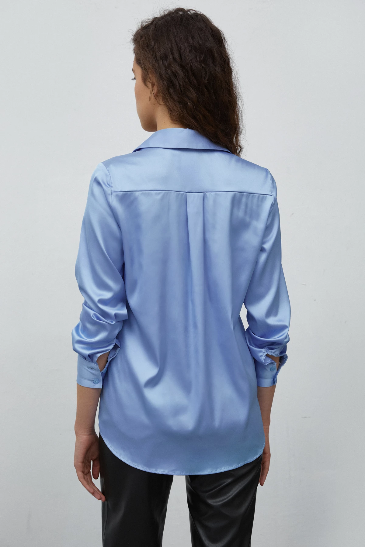 Loose-fit blue shirt in satin, photo 5