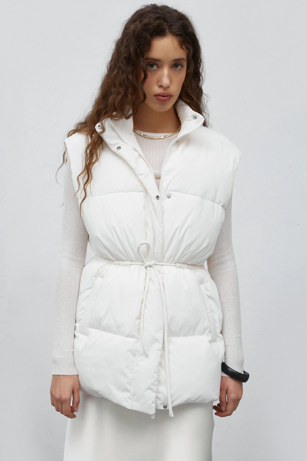 Milky quilted waistcoat with accented waist, photo 2