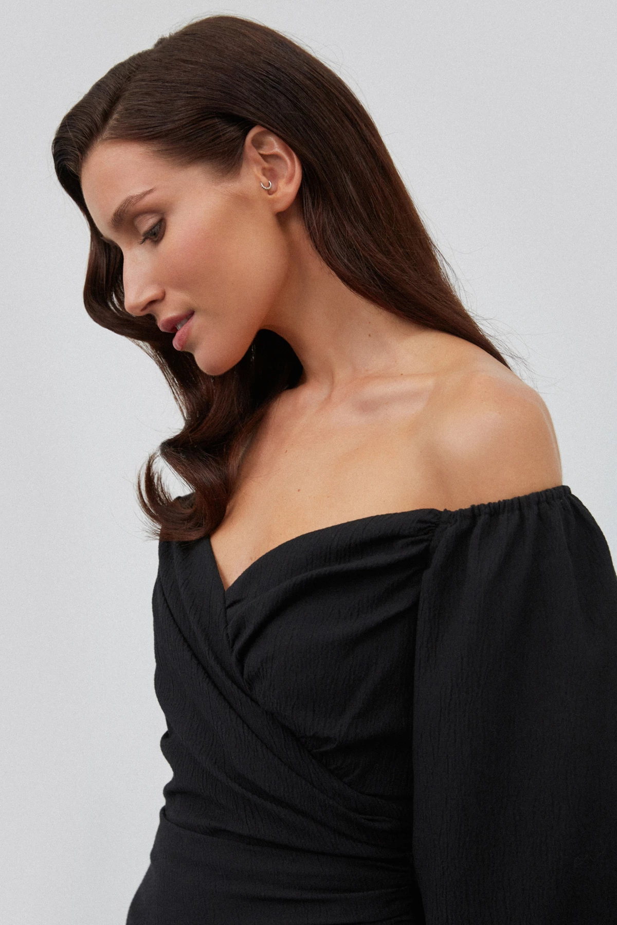 Off-the-shoulder black top made of crush cotton, photo 4