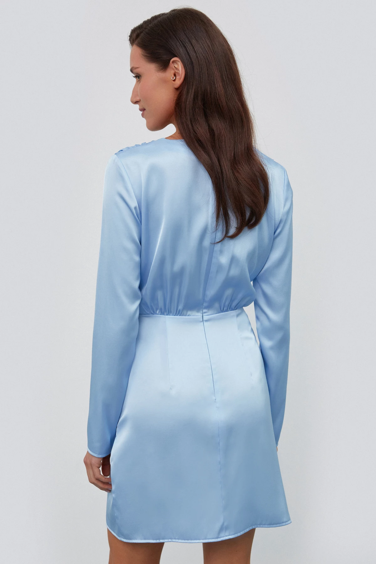 Блакитна коротка сукня з драпіруванням з віскозного сатину, фото 4