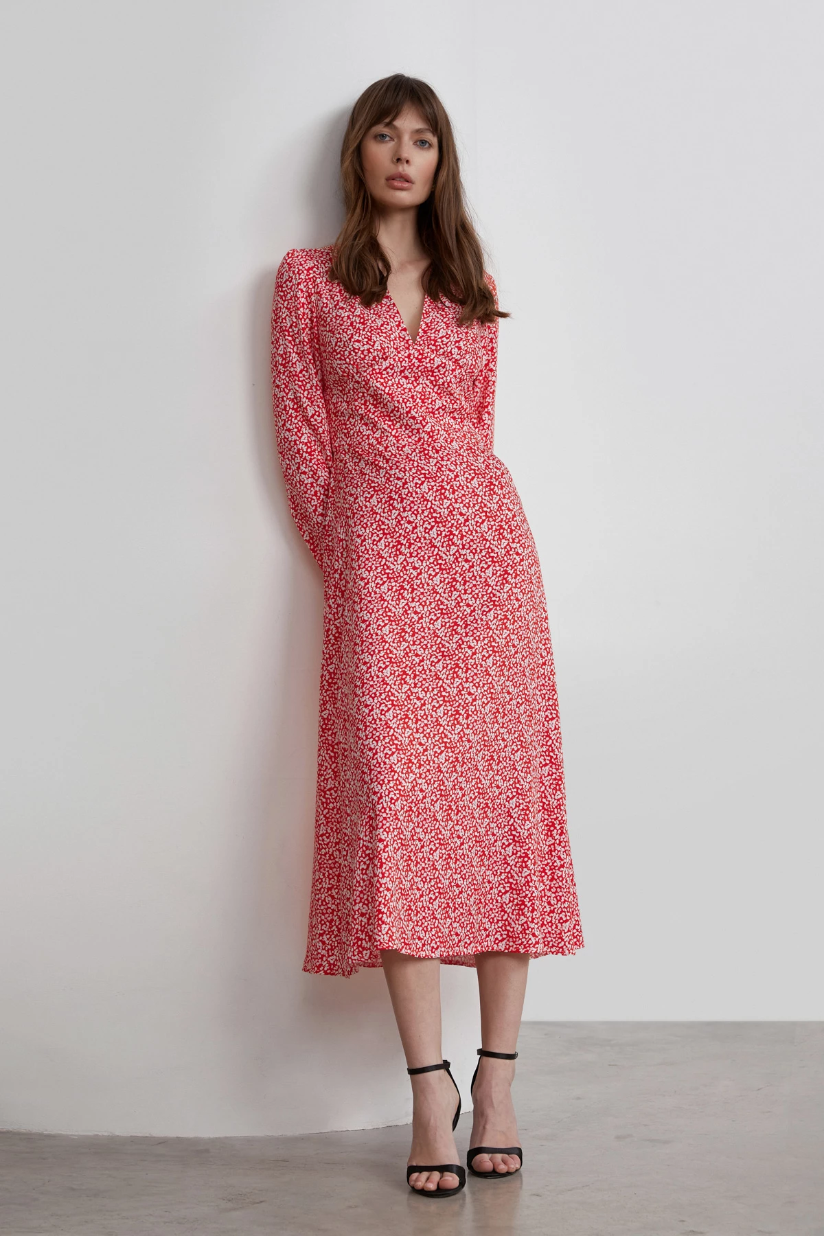 Red elongated V-neckline dress in the print "milk drops" made of viscose, photo 1