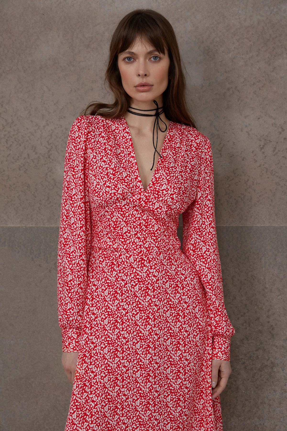 Red elongated V-neckline dress in the print "milk drops" made of viscose, photo 2