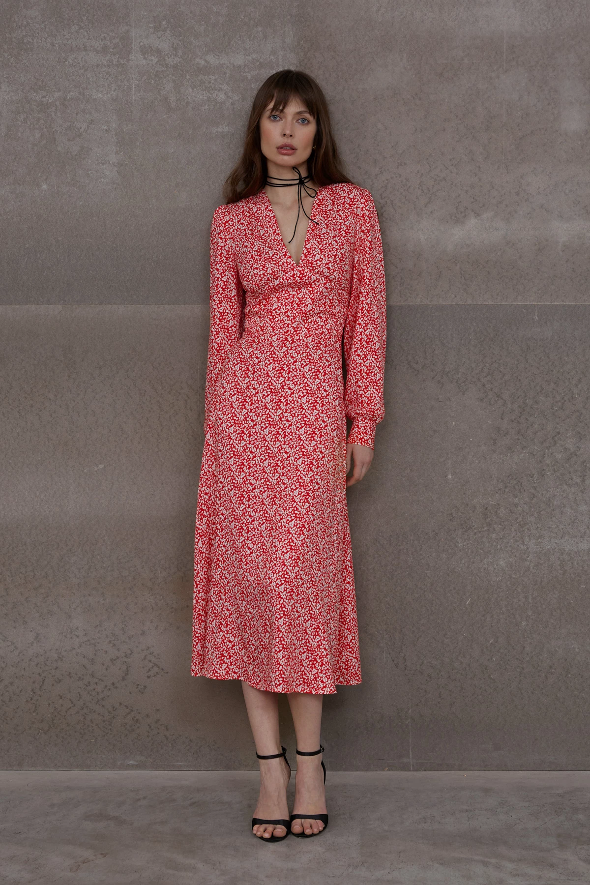 Red elongated V-neckline dress in the print "milk drops" made of viscose, photo 3