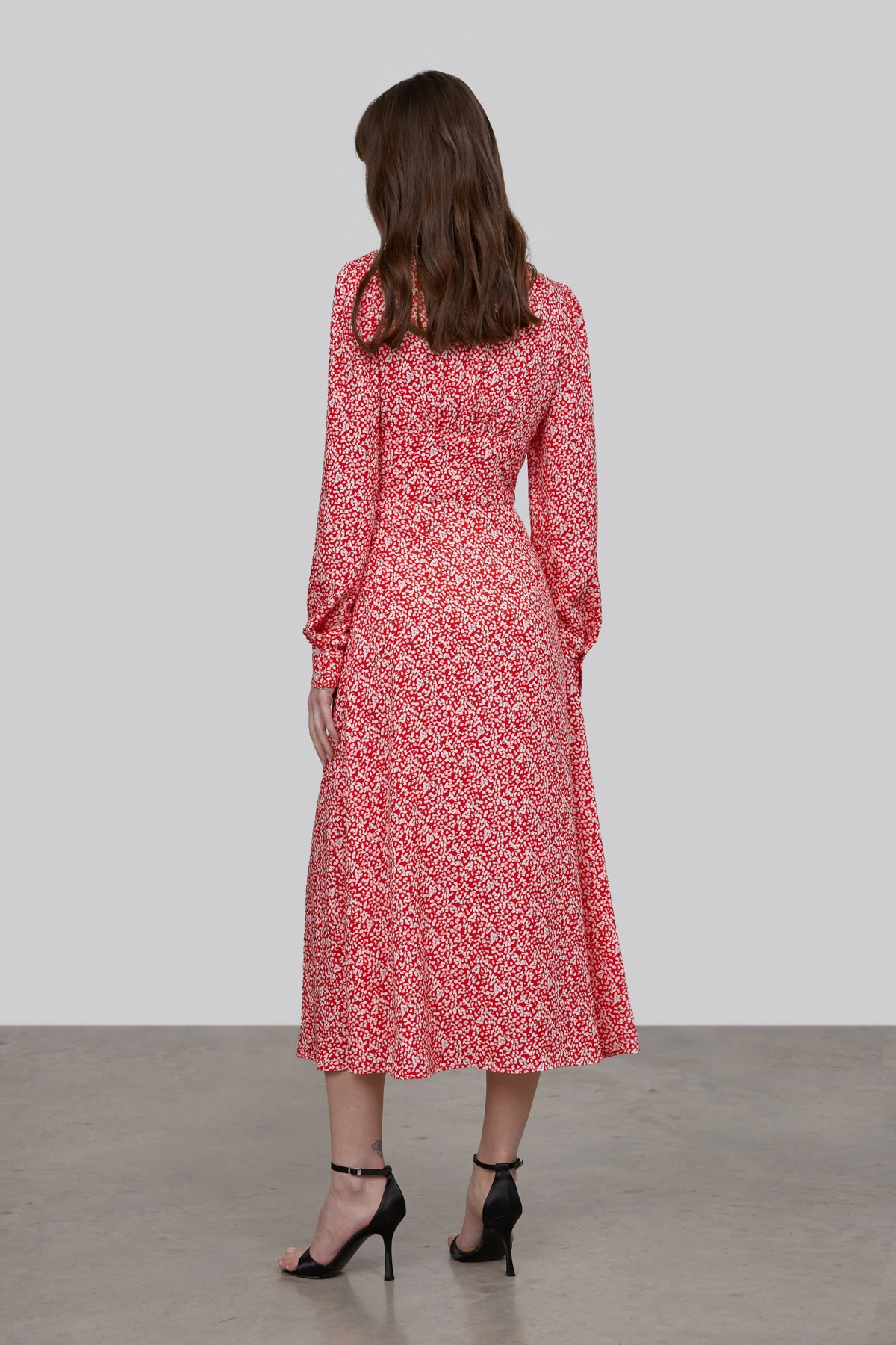 Red elongated V-neckline dress in the print "milk drops" made of viscose, photo 4