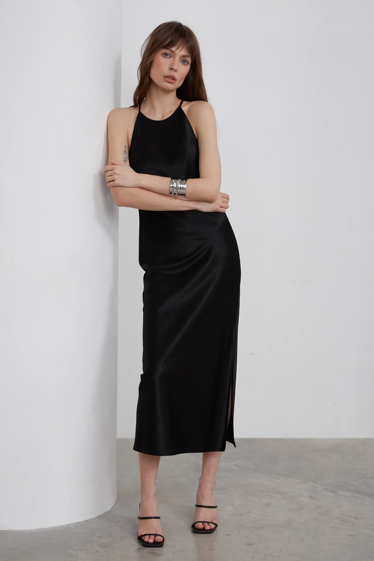 Черное платье-комбинация длины миди из сатина-атласа, фото 1