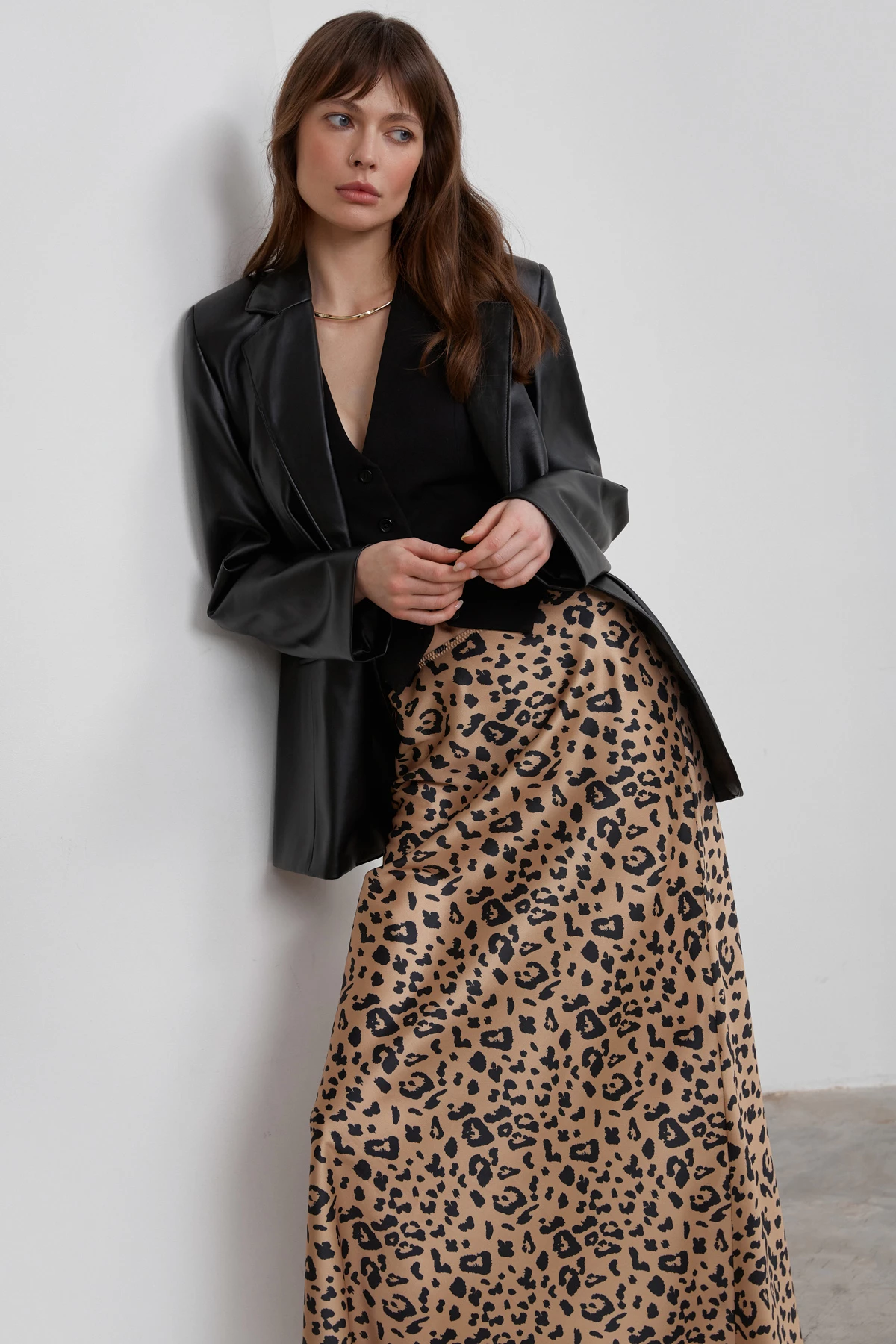 Mid-length satin skirt in leopard print, photo 6