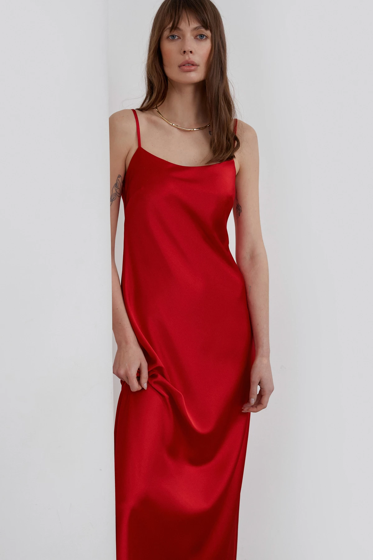 Червона сатинова сукня довге міді з відкритою спиною, фото 2