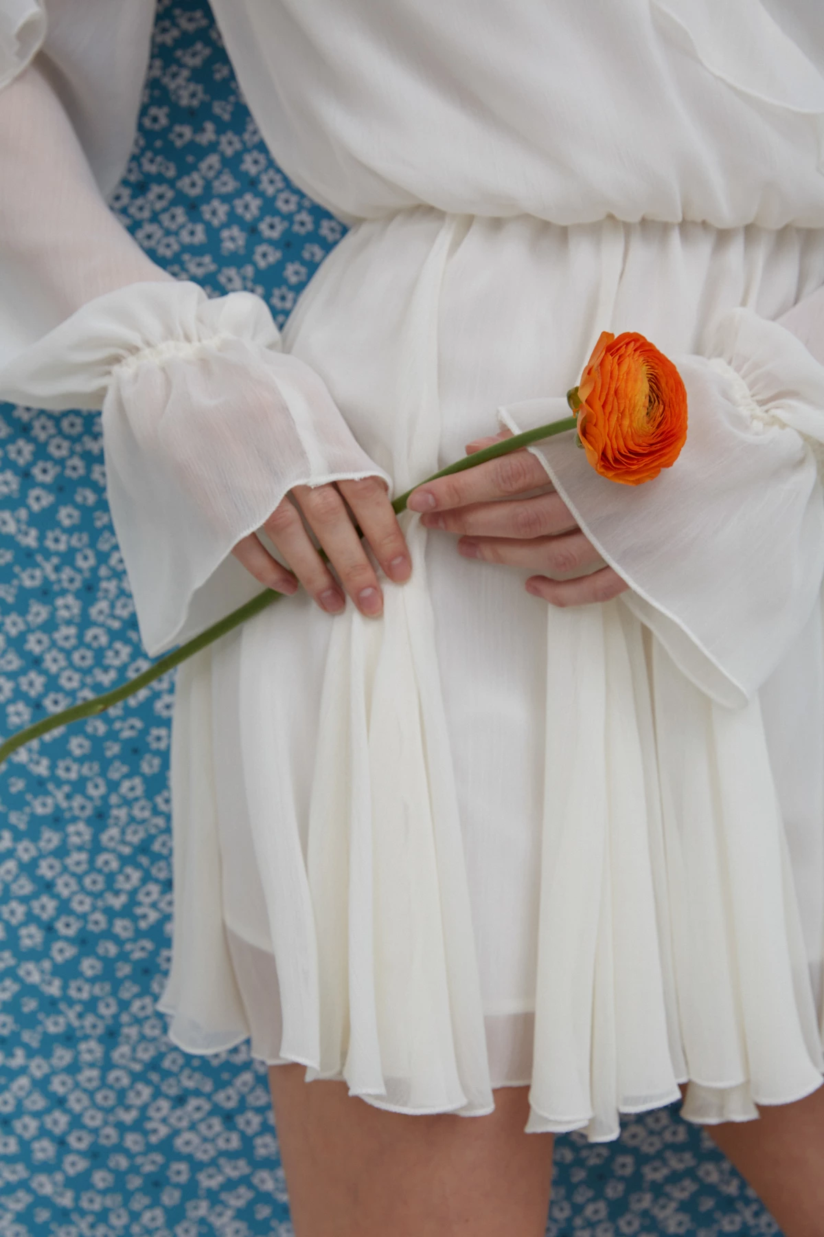 Молочна коротка сукня з креш-шифону з воланами , фото 3
