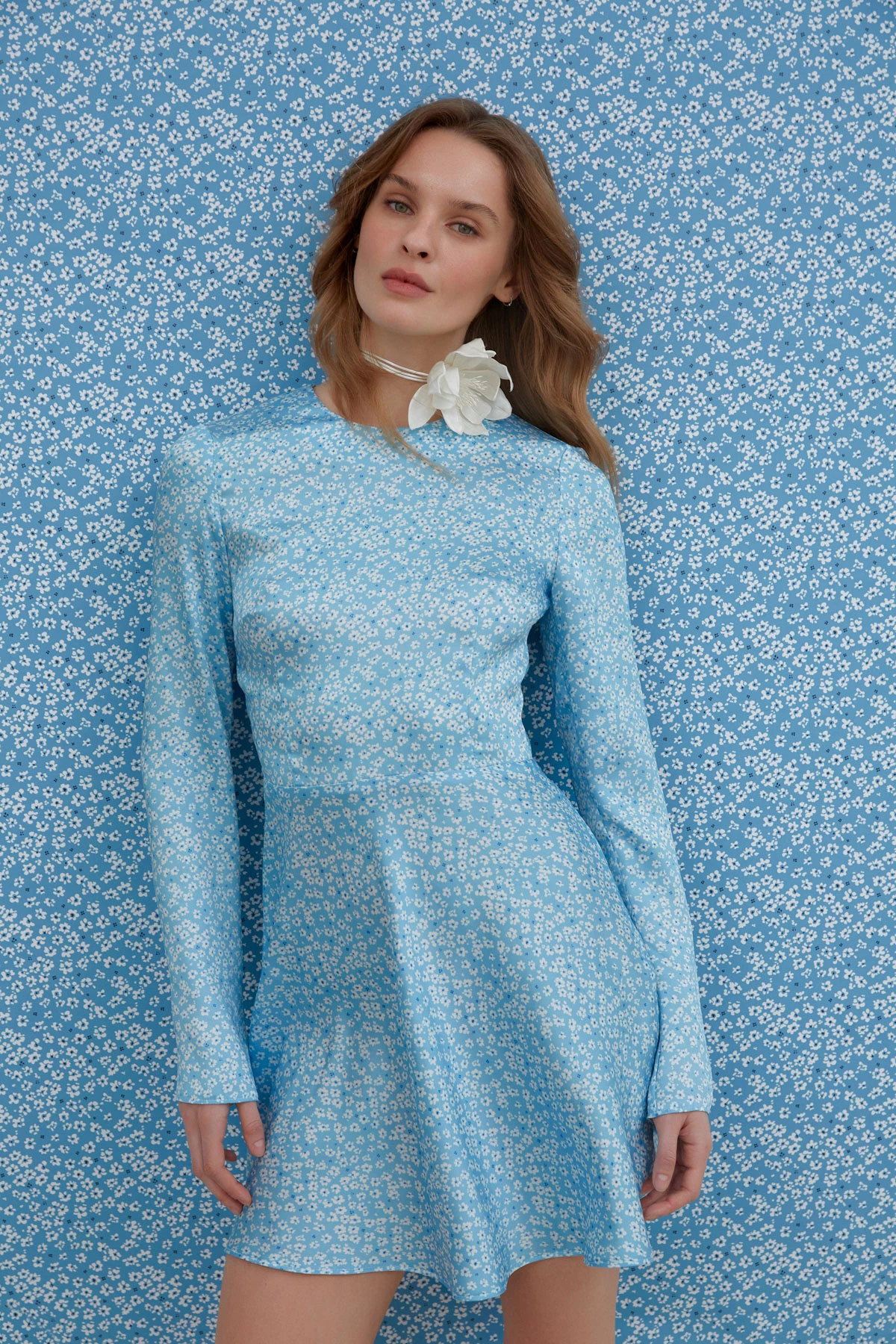 Short blue satin dress in "milky flowers" print, photo 2