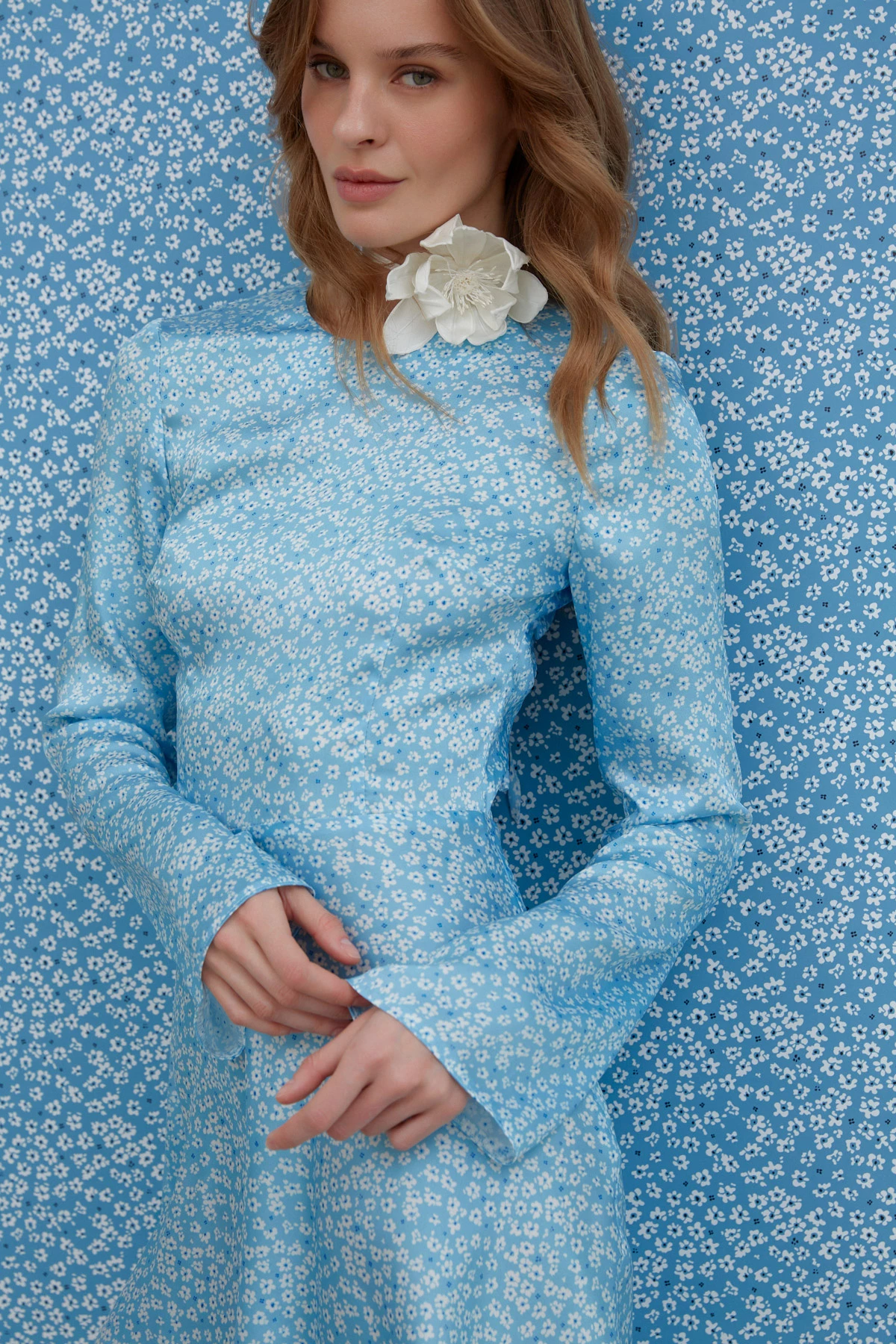 Short blue satin dress in "milky flowers" print, photo 3