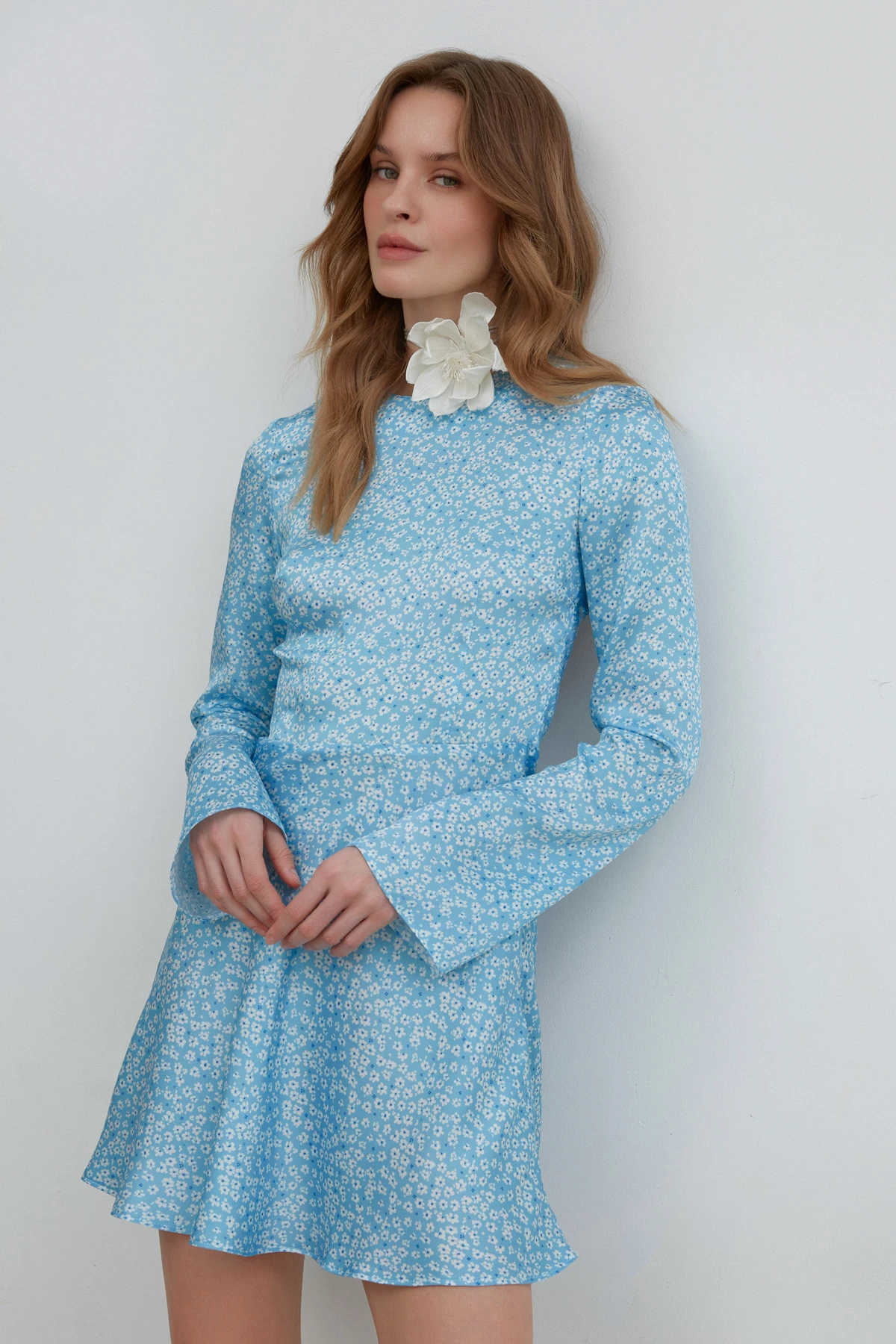 Short blue satin dress in "milky flowers" print, photo 5