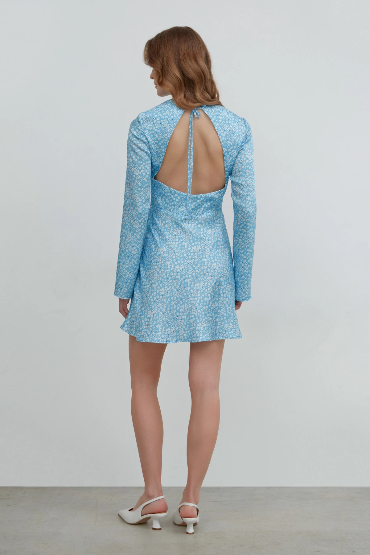 Коротка блакитна сатинова сукня  в принт "молочні квіти", фото 7