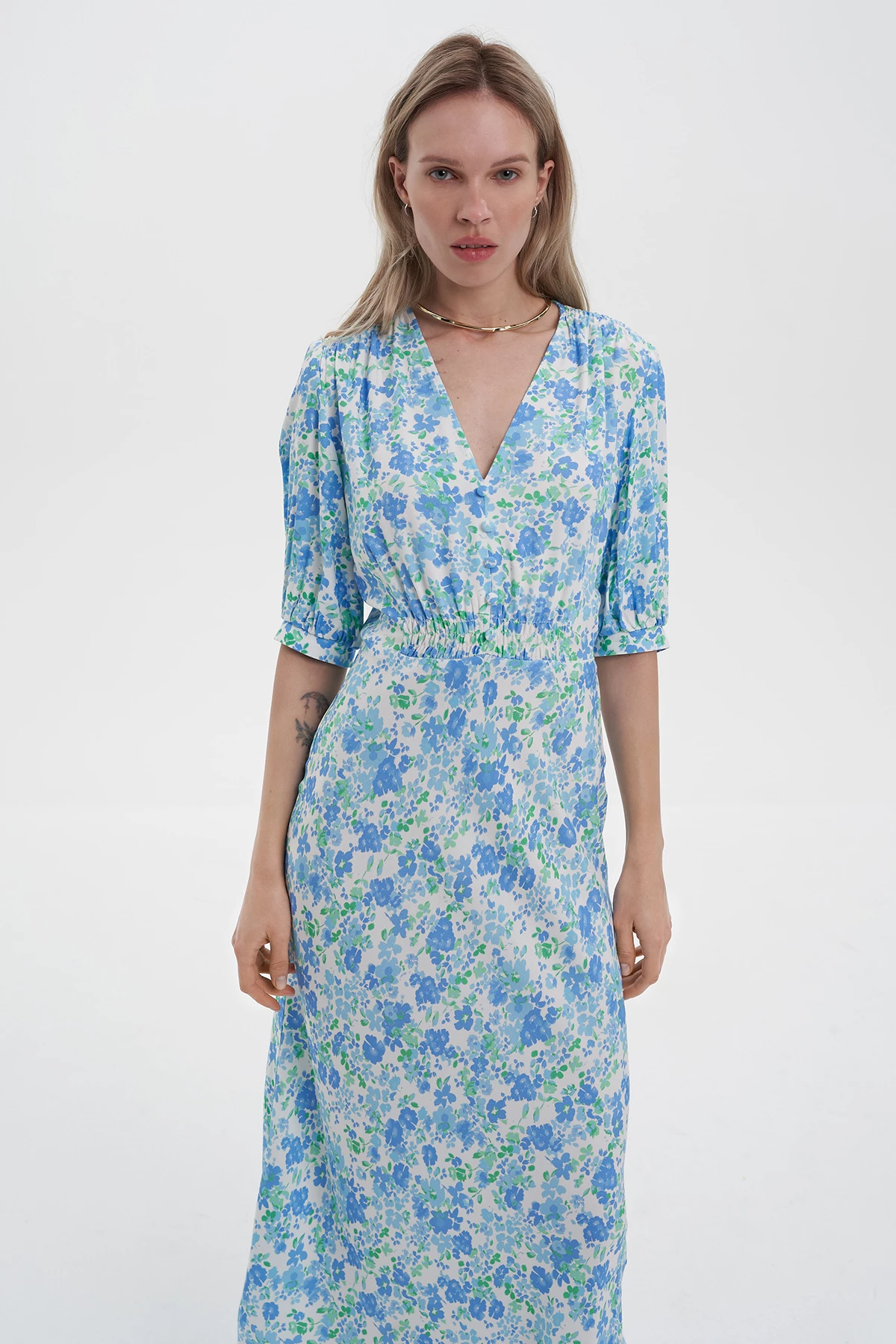 Сукня міді з коротким рукавом в принт "блакитні квіти" зі 100% віскози, фото 3