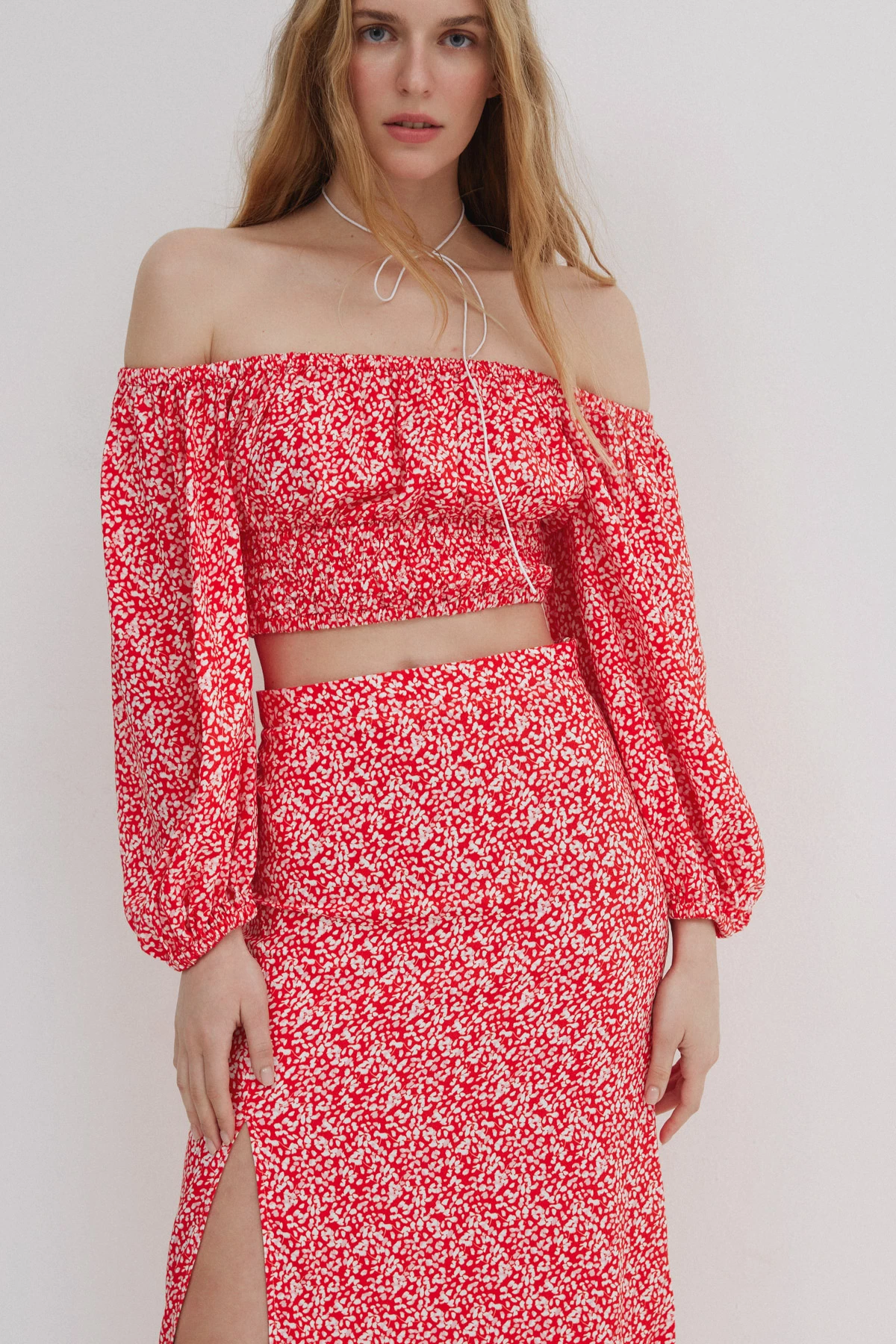 Off-the-shoulder top in a "milky drop" print made of viscose, photo 1