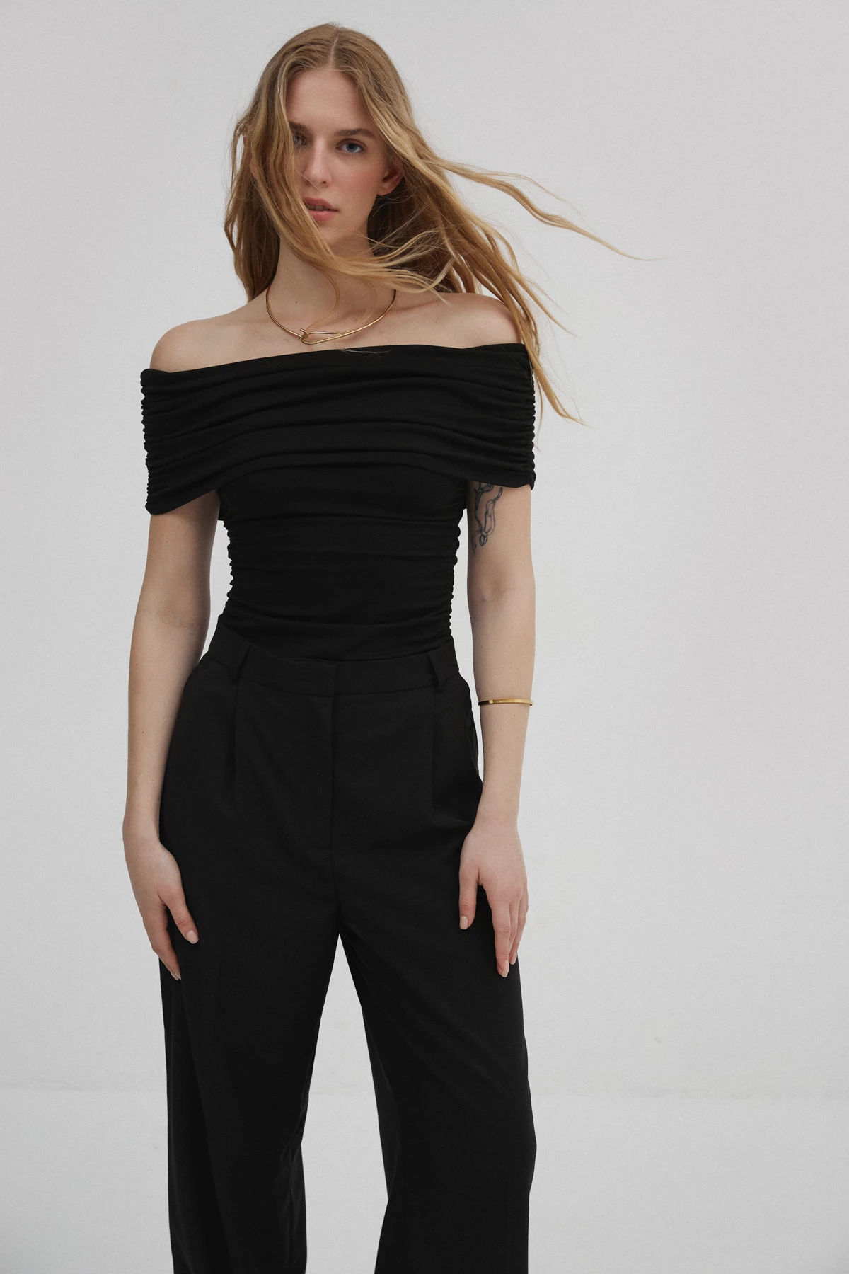 Black top with open shoulders made of cotton, photo 1