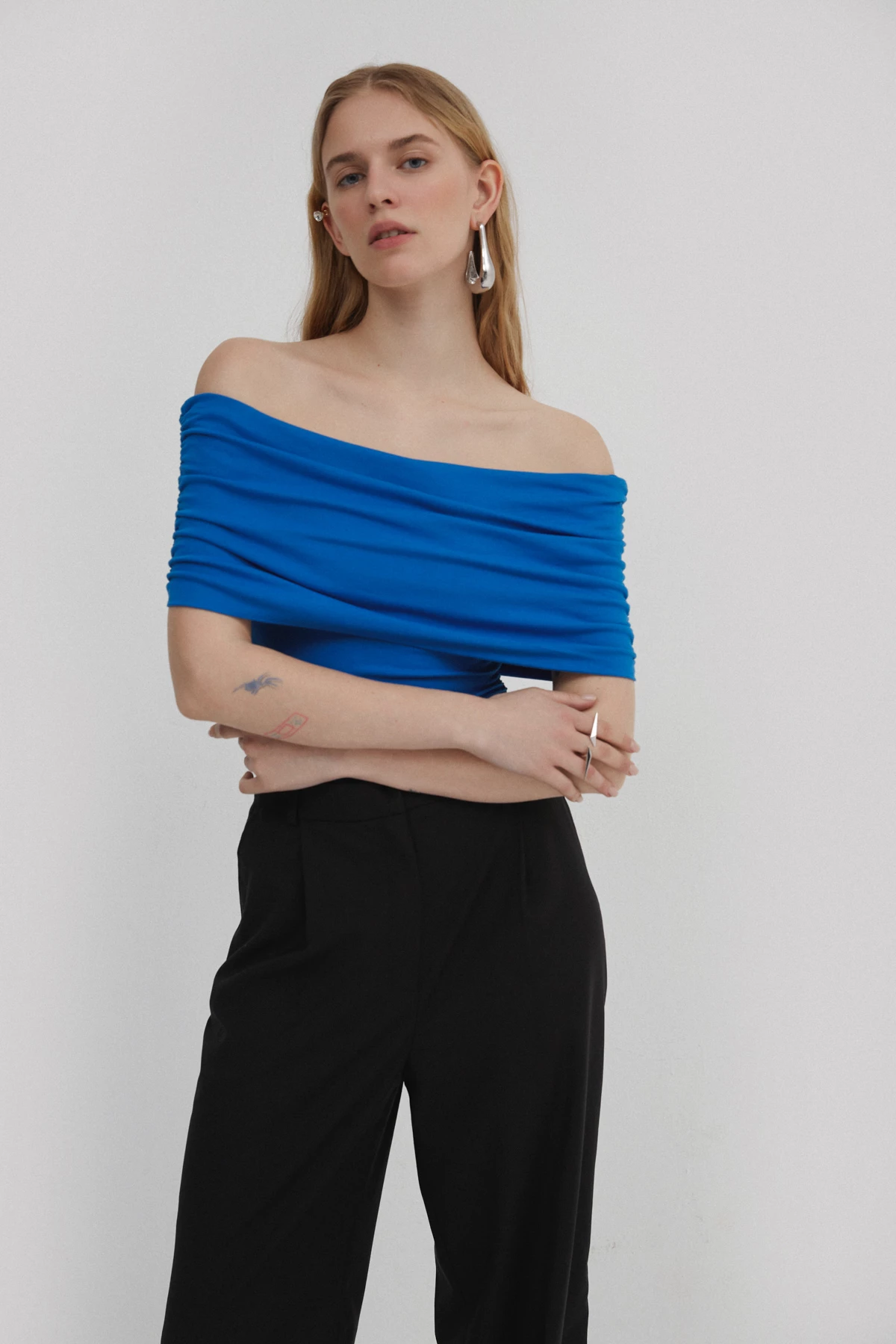 Blue top with open shoulders made of cotton, photo 1