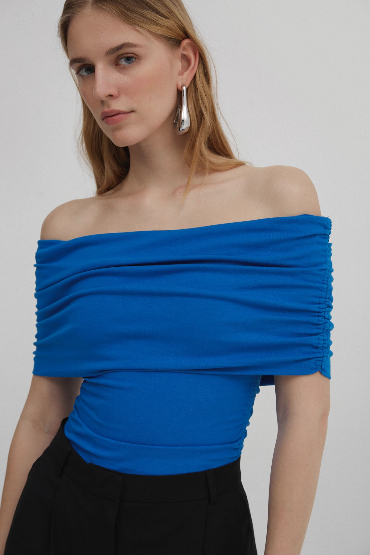 Blue top with open shoulders made of cotton, photo 3
