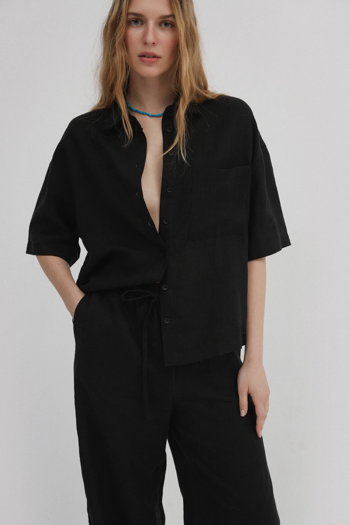 Black shirt with short sleeves made of linen, photo 1