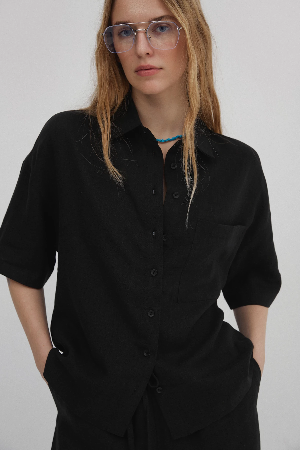Black shirt with short sleeves made of 100% linen, photo 2