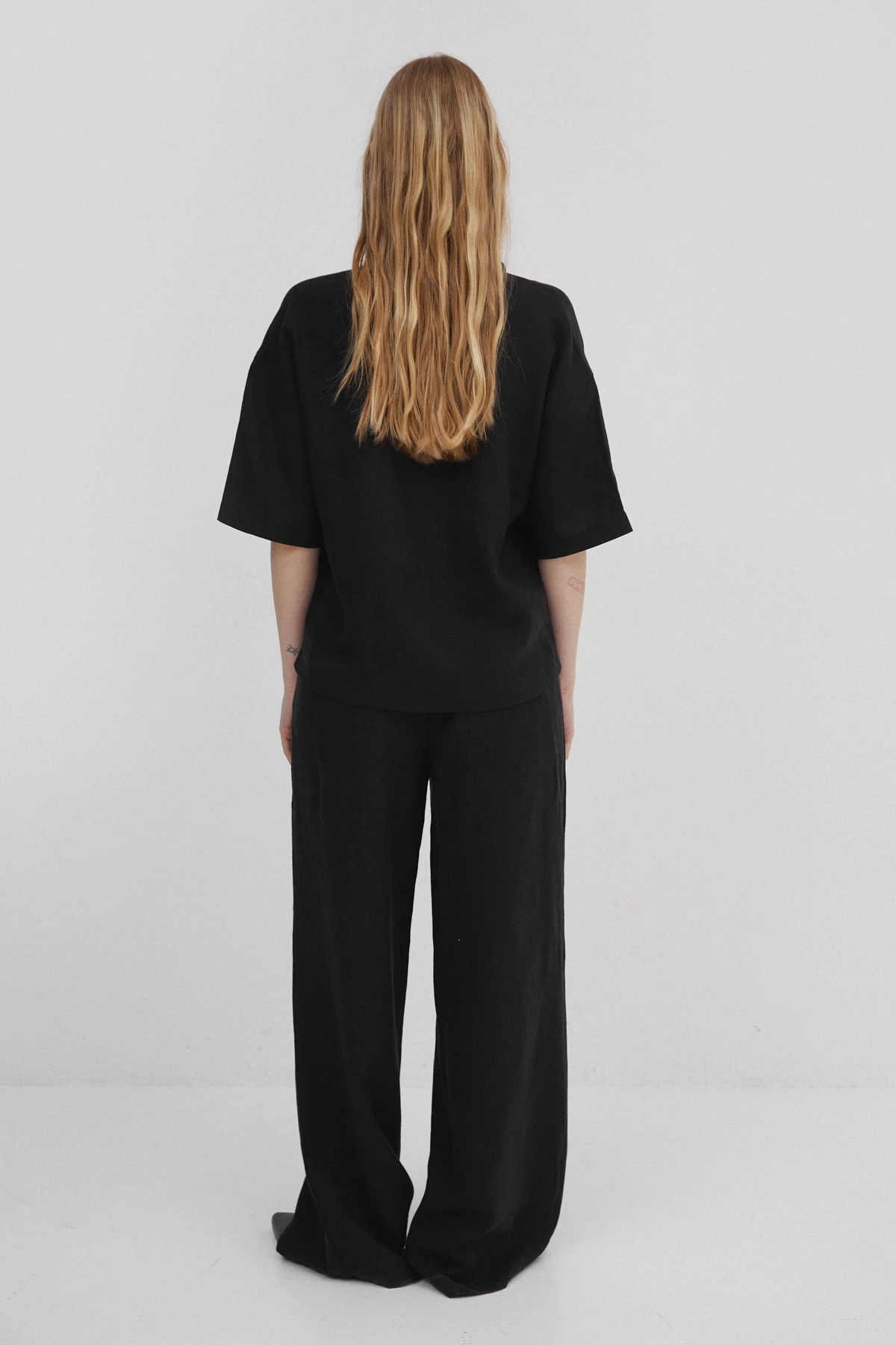 Black shirt with short sleeves made of linen, photo 4