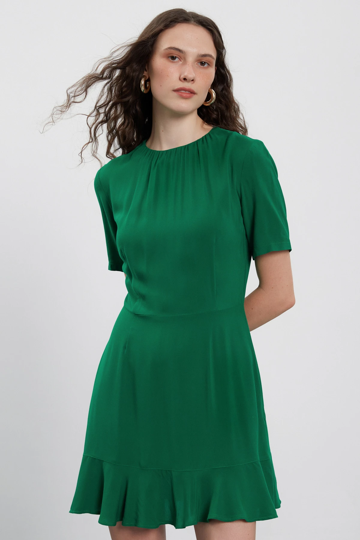 Green mini dress with short sleeves with flounce made of viscose, photo 1