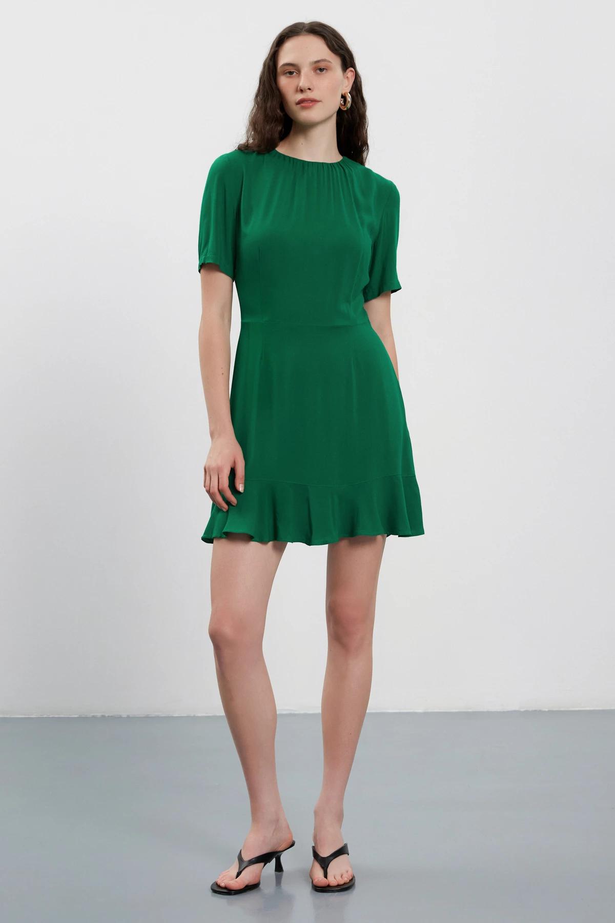 Зелена сукня міні з коротким рукавом з воланом з віскози, фото 2